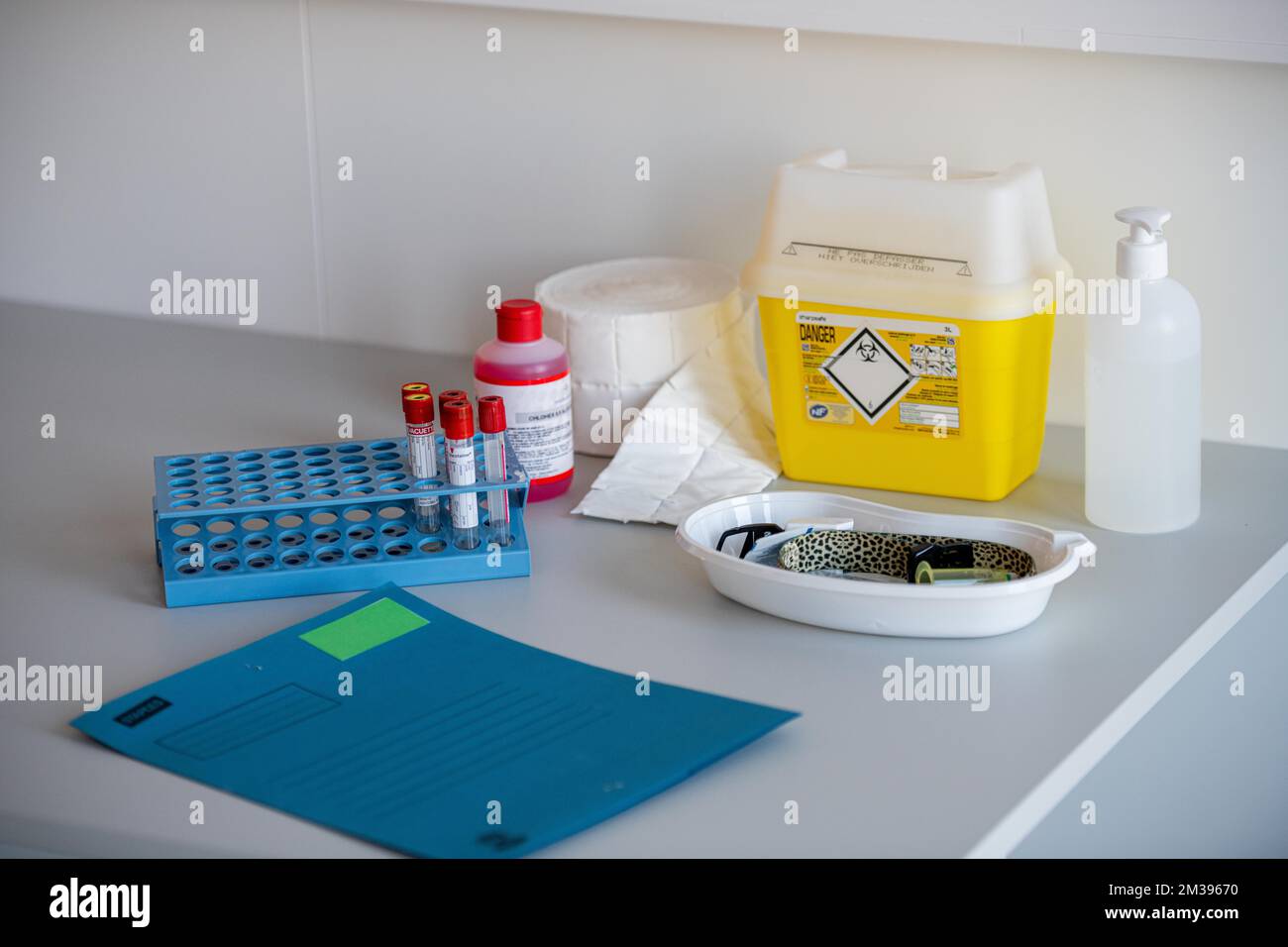 Illustration das Foto wurde während einer Pressekonferenz an der Universität UAntwerpen aufgenommen, um Vaccinopolis, eine neue Testeinrichtung für Kandidatenimpfstoffe, zu präsentieren, wird am Campus Drie Eiken der Universität Antwerpen (UAntwerpen) eröffnet. Gemeinsam mit Partnern wie dem Institut für Tropische Medizin und den Krankenhäusern der Region möchte die Universität es zu einem „Ökosystem und Innovationszentrum für Pandemiebekämpfung“ machen., Freitag, 25. März 2022. BELGA FOTO JONAS ROOSENS Stockfoto