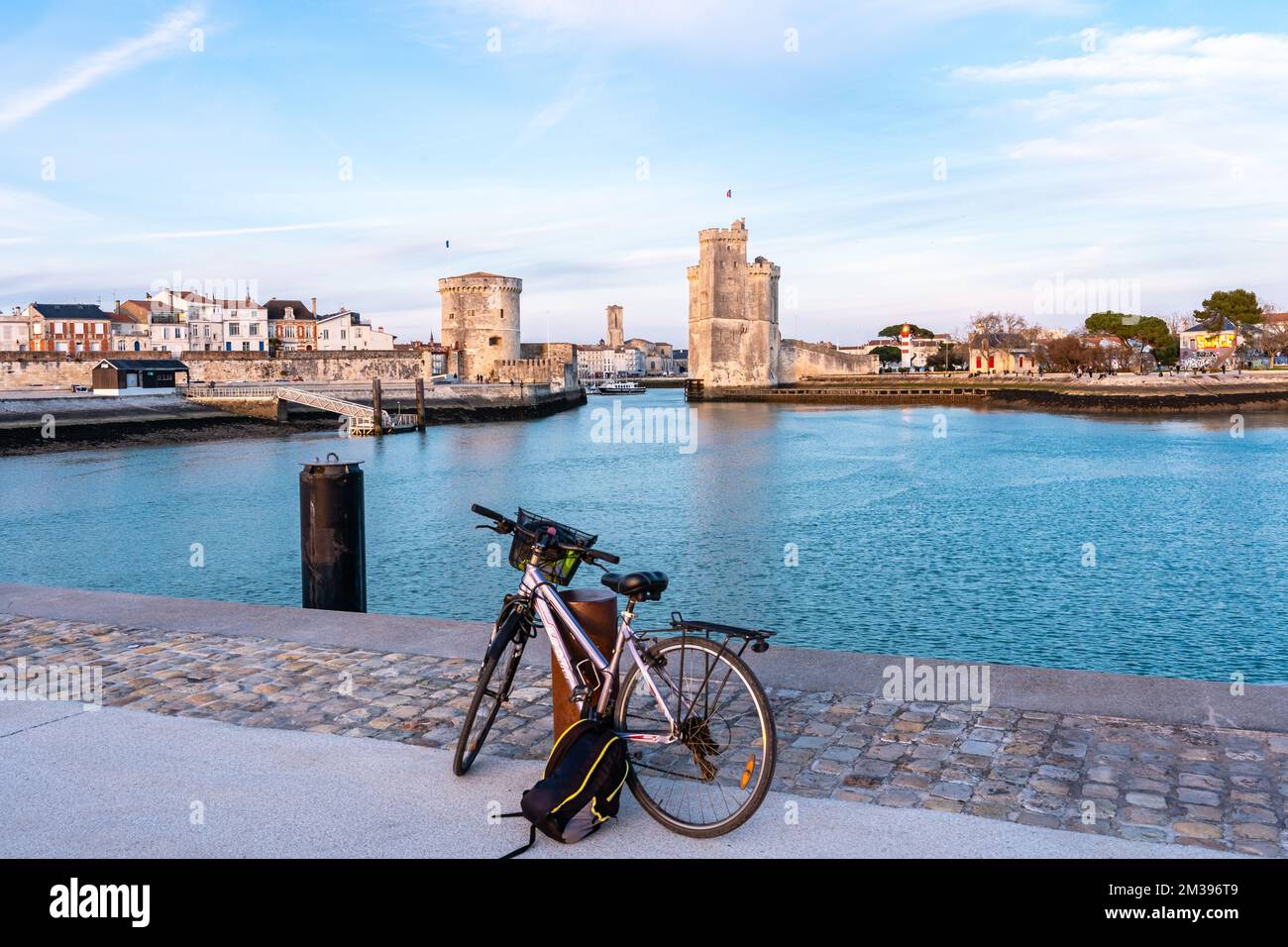 La Rochelle alter Hafen. Rückansicht eines Fahrrads mit Blick auf die Stadt, während man auf einem Aussichtspunkt steht. Stockfoto