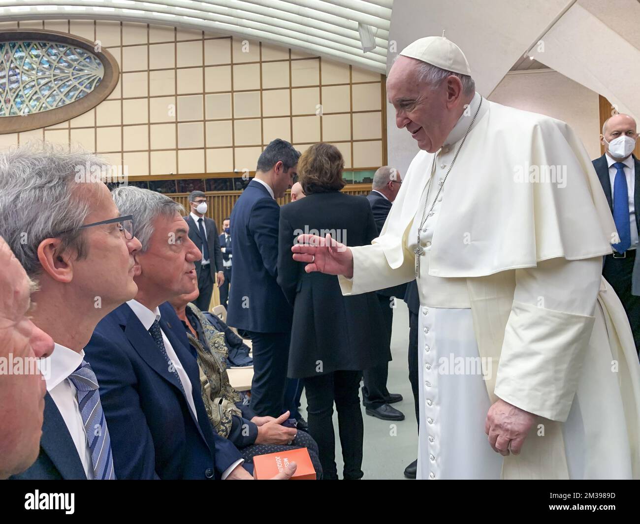 Der flämische Ministerpräsident Jan Jambon und Papst Franziskus wurden während einer Audienz mit dem Papst im Sala Nervi im Vatikan am Mittwoch, den 30. März 2022, vorgestellt. Jambon ist auf einem dreitägigen Besuch in der Vatikanstadt. BELGA FOTO NICOLAS MAETERLINCK Stockfoto