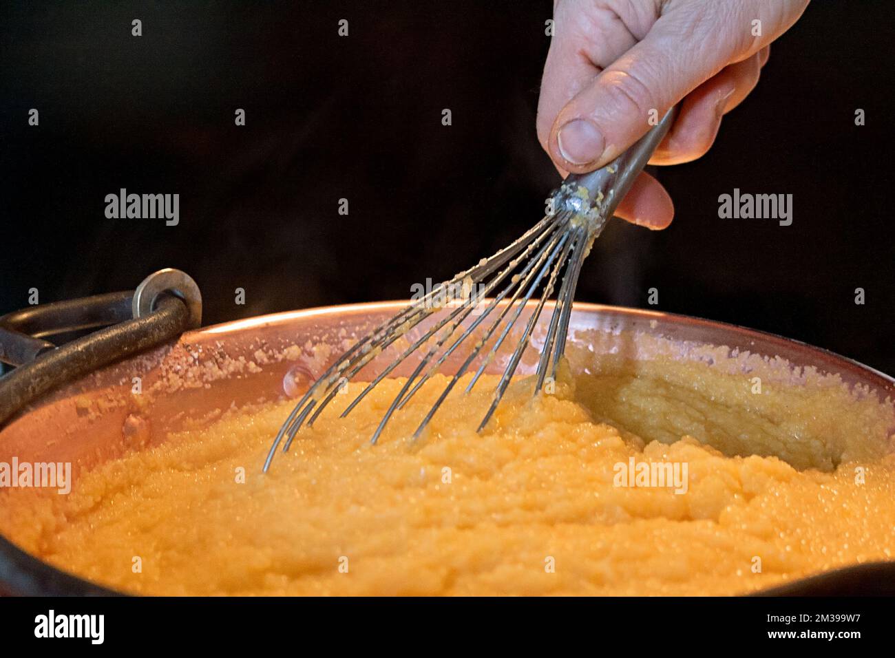 Ich koche eine Polenta, Italien Stockfoto
