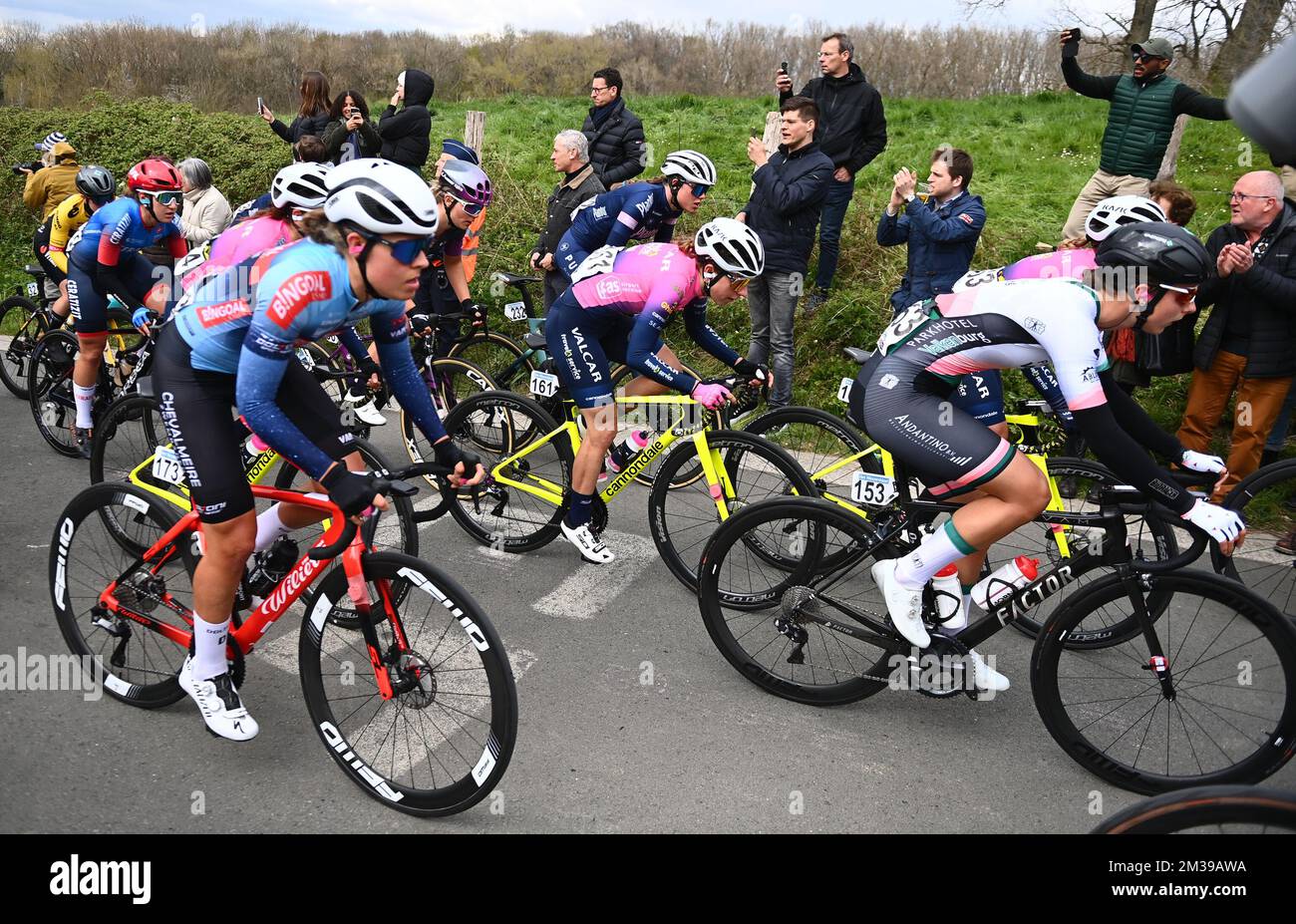 Danique Braam vom Bingoal Casino - Chevalmeire - Van Eyck Sport, Die italienische Alice Maria Arzuffi von Valcar - Reise und Service und die holländische Frau Gerritse vom Parkhotel Valkenburg, die während des Frauenrennen der eintägigen Radtour „Ronde van Vlaanderen - Tour des Flandres - Tour of Flanders“, 158,6km km von und nach Oudenaarde, Sonntag, 03. April 2022, in Aktion gezeigt wurde. BELGA FOTO JASPER JACOBS Stockfoto