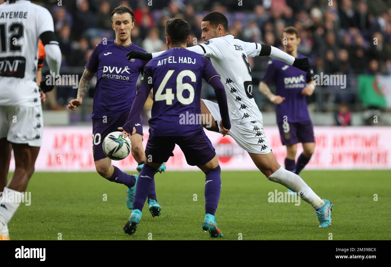 Adem Zorgane von Charleroi und Anouar Ait El-Hadj von Anderlecht kämpfen um den Ball während eines Fußballspiels zwischen RSC Anderlecht und Sporting Charleroi am Sonntag, den 03. April 2022 in Anderlecht, Brüssel, am 33. Tag der ersten Division der belgischen Meisterschaft „Jupiler Pro League“ 2021-2022. BELGA PHOTO VIRGINIE LEFOUR Stockfoto