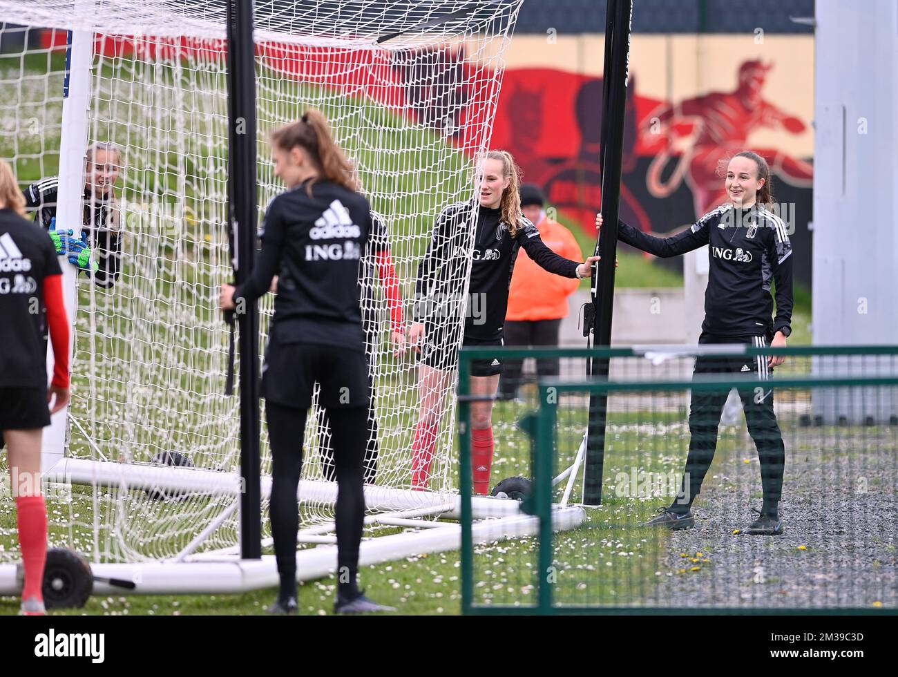 Belgiens Feli Delacauw und Belgiens Sari Kees wurden während eines Trainings der belgischen nationalen Frauenfußballmannschaft The Red Flames am Dienstag, den 05. April 2022 in Tubize gezeigt. BELGA FOTO DAVID CATRY Stockfoto