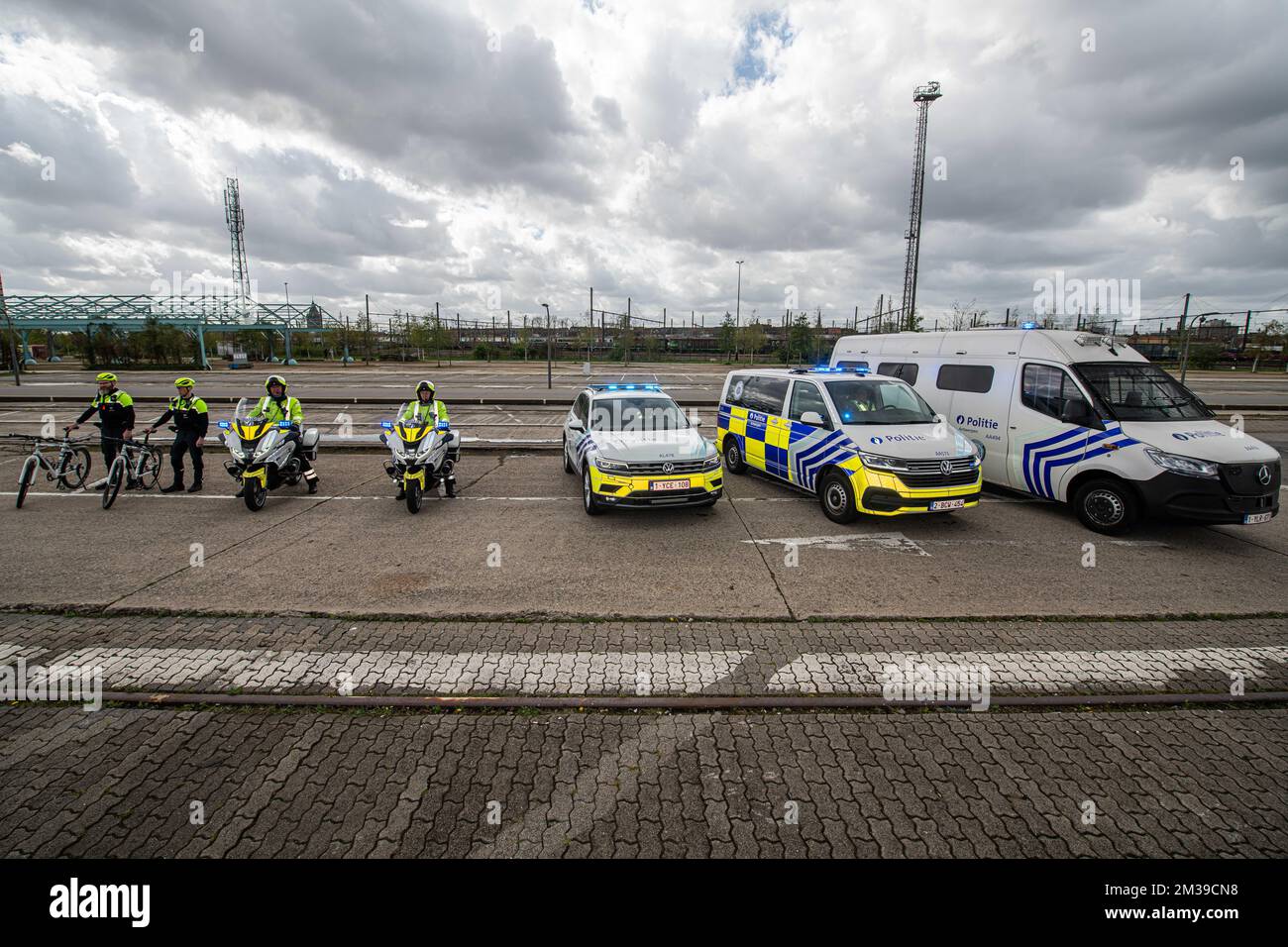 Die Abbildung zeigt Polizeifahrzeuge während einer Fotogelegenheit mit Polizeifahrzeugen und uniformierten Beamten der Antwerpener Polizeizone in Antwerpen, Donnerstag, den 07. April 2022. BELGA FOTO JONAS ROOSENS Stockfoto