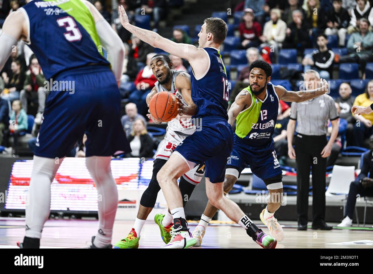 Markel Brown von Antwerpen, Luuk van Bree von Leiden und Jhonathan Dunn von Leiden wurden während eines Basketballspiels zwischen den Antwerpen Giants (Belgien) und ZZ Leiden (Niederlande) am Samstag, den 09. April 2022, in Antwerpen am 6. Tag der Elite Gold Cross-Border Phase im Rahmen der First Division Basketball Championship der „BNXT League“ in Aktion gezeigt. BELGA FOTO TOM GOYVAERTS Stockfoto