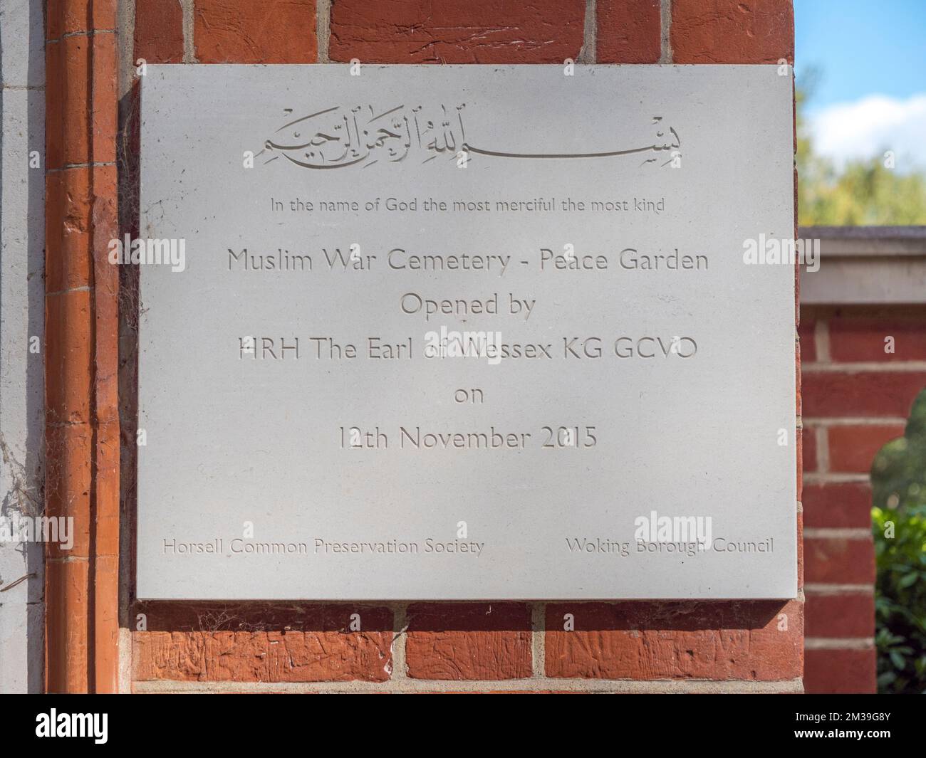 Tafel am Eingangstor zum muslimischen Grabplatz und Peace Gardens, Horsell Common, Woking, Surrey, Großbritannien. Stockfoto