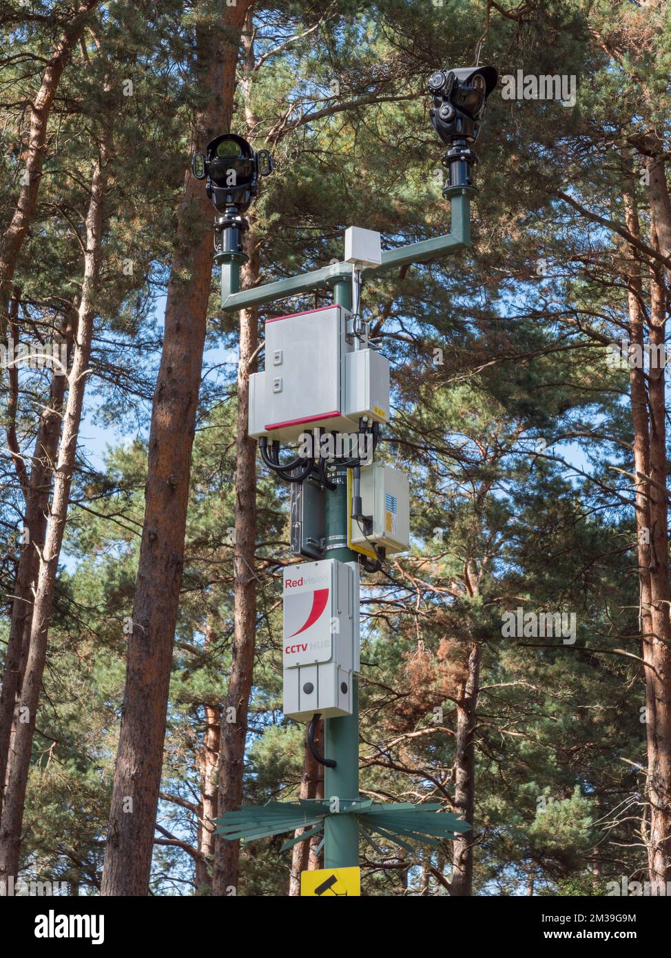 Ein Redvision CCTV Hub und montierte Camers auf Horsell Common in der Nähe des muslimischen Grabungsgeländes, Horsell Common, Woking, Surrey, Großbritannien. Stockfoto