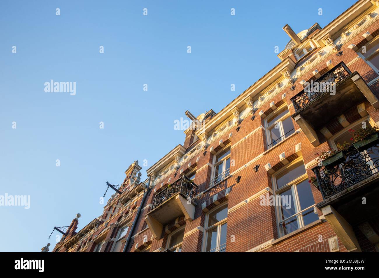 Amsterdamer Häuser oder Apartments mit Haken in der obersten Ebene zum Heben von Möbeln und schweren Gegenständen, bekannt als Hijsbalk. Nordholland, Niederlande Stockfoto