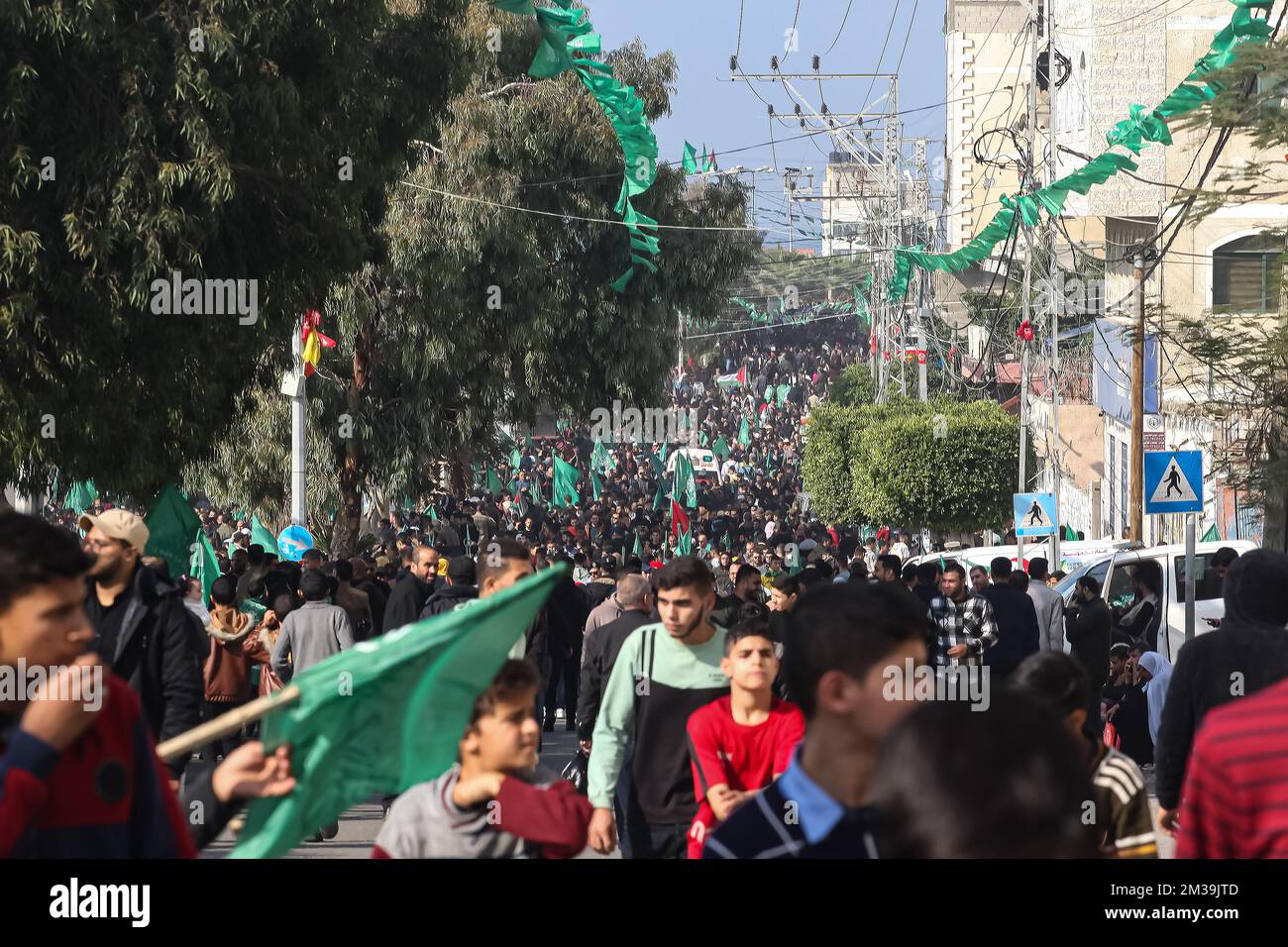 Gaza-Stadt, Gaza-Streifen, Palästina. 14.. Dezember 2022. Mitglieder und Anhänger der palästinensischen Bewegung Islamischer Widerstand Hamas nehmen am 14. Dezember 2022 an einer Kundgebung in Gaza-Stadt im Gazastreifen Teil, die anlässlich des 35.. Jahrestages der Gründung der Gruppe stattfindet. Foto: Abdelrahman Ismael/UPI Kredit: UPI/Alamy Live News Stockfoto