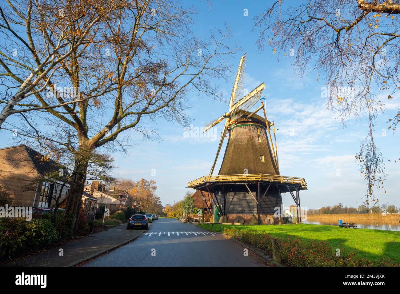 Molen De Vriendschap, traditionelle holländische Windmühle in der Kleinstadt Weesp, Niederlande Stockfoto
