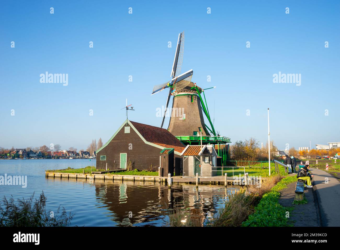 Zaanse Schans, Niederlande. Eine traditionelle holländische Windmühle an einem klaren, sonnigen Tag Stockfoto