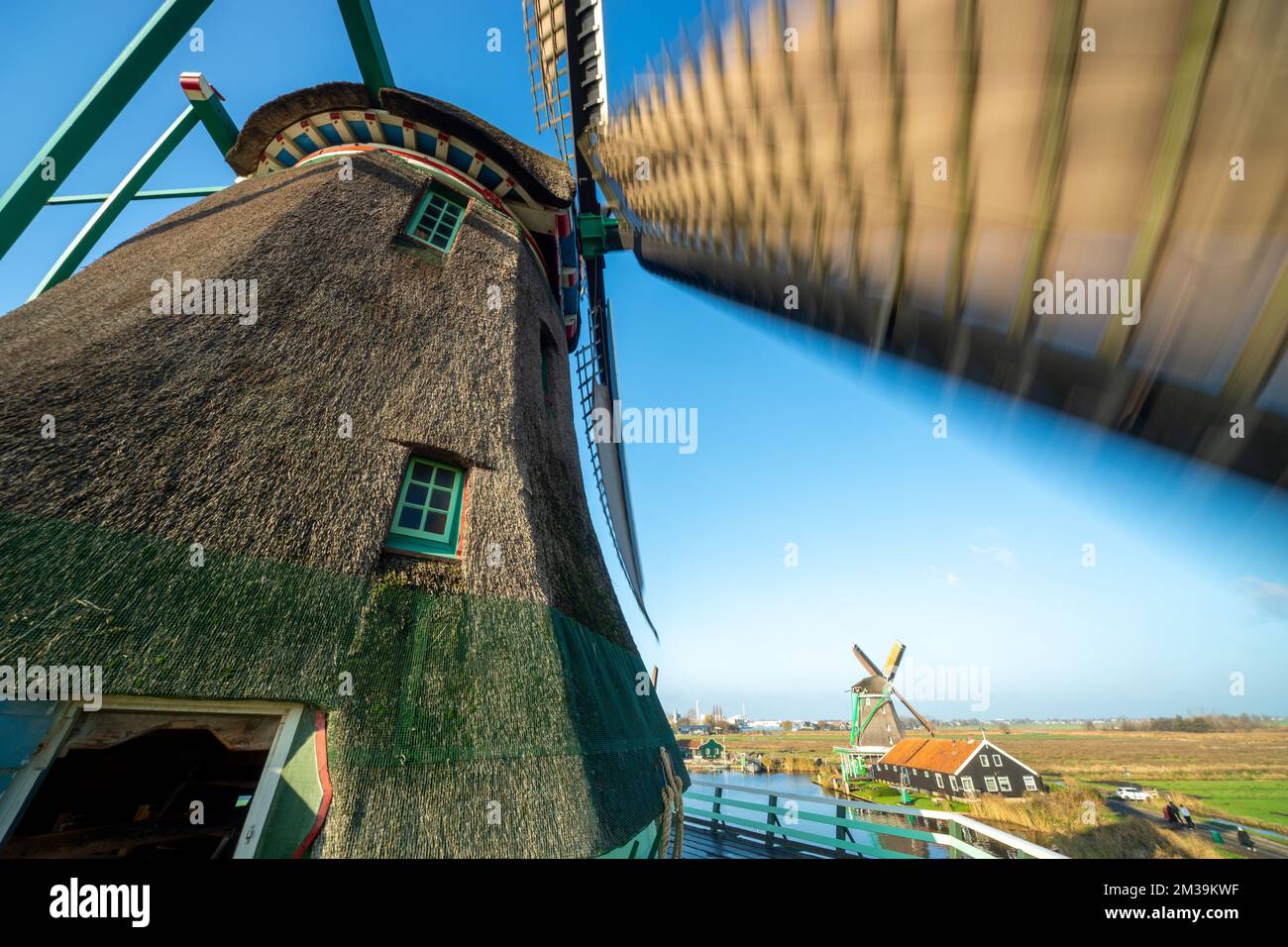 Zaanse Schans, Niederlande. Blick auf Windmill De Kat von der oberen Ebene, mit Windmill De Zoeker dahinter Stockfoto