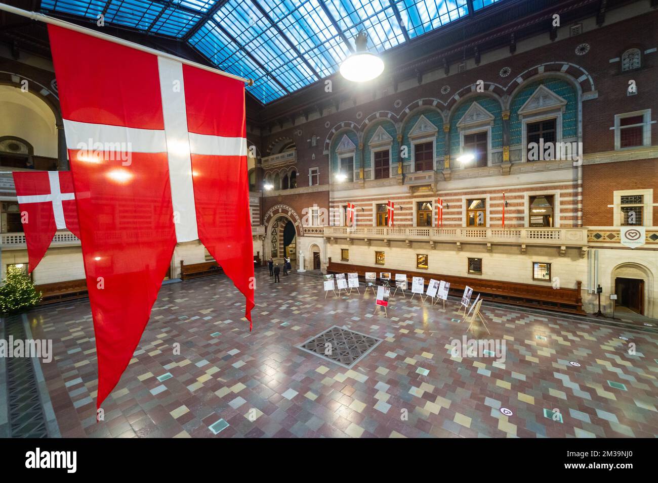 Innenausstattung des Kopenhagener Rathauses mit der dänischen Staatsflagge senkrecht Stockfoto