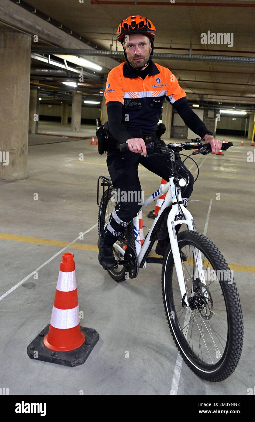 Hauptinspektor und Fahrrad-Ausbilder David Stevens auf einer Pressekonferenz der Bundespolizei über die Ausbildung der polizeilichen Radfahrer in Brüssel am Dienstag, den 26. April 2022 in Brüssel. BELGA FOTO ERIC LALMAND Stockfoto