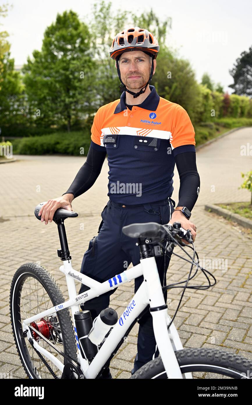 Chefinspektor und Fahrrad-Ausbilder Jurgen Willems posiert für den Fotografen auf einer Pressekonferenz der Bundespolizei zur Ausbildung der Polizeiradfahrer in Brüssel am Dienstag, den 26. April 2022. BELGA FOTO ERIC LALMAND Stockfoto