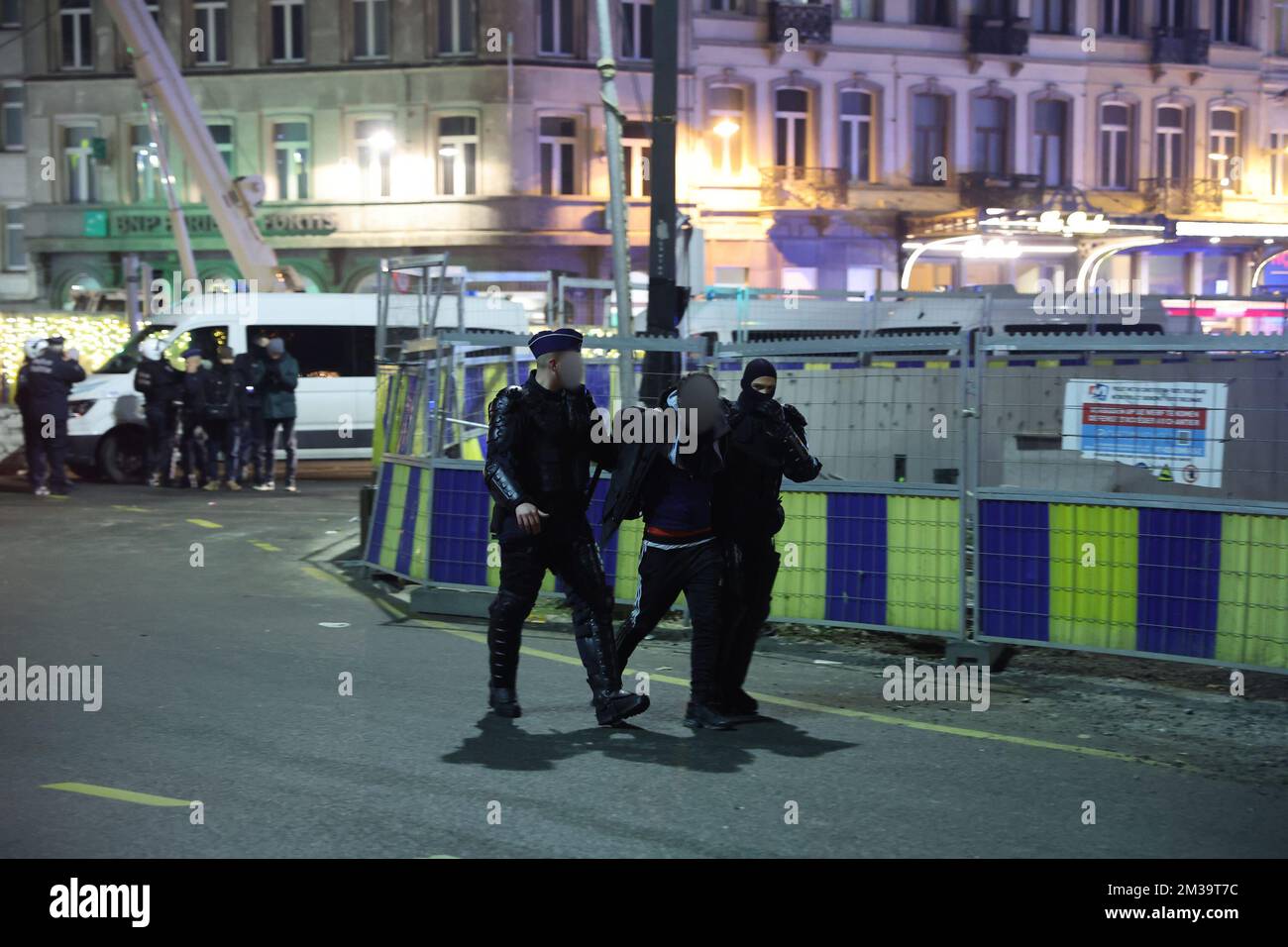 Das Bild zeigt die Polizei, die in der Nähe des Brüsseler Bahnhofs Midi (Gare du Midi - Brussel Zuid) in den Straßen der Brüsseler Innenstadt Festnahmen, nachdem Marokko bei der FIFA-Weltmeisterschaft 2022 am Mittwoch, den 14. Dezember 2022, das Halbfinalspiel Marokko gegen Frankreich verlor. BELGA FOTO JAMES ARTHUR GEKIERE Stockfoto