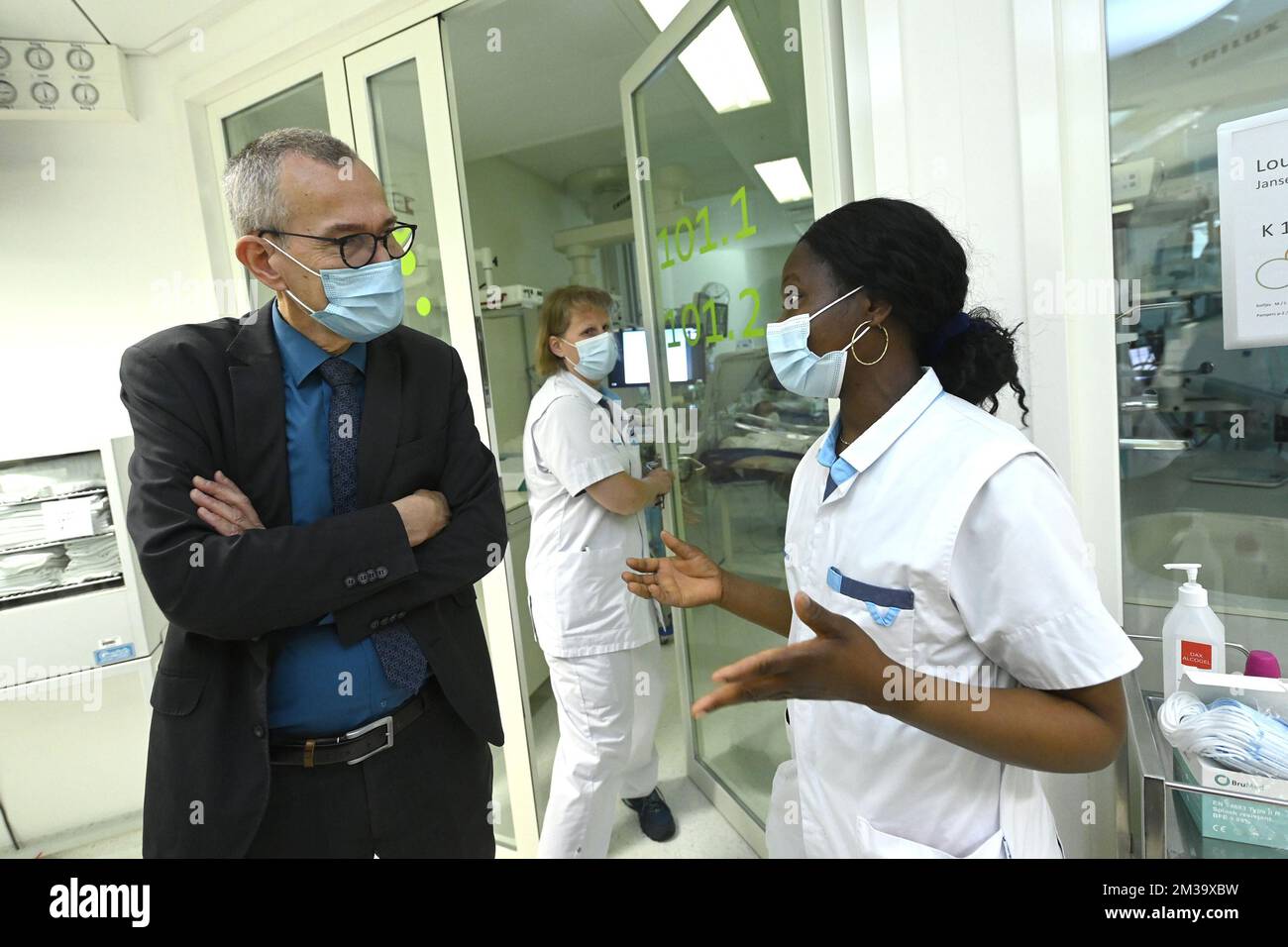 Der Vizeminister und Minister für Gesundheit und Soziales Frank Vandenbroucke spricht mit einer Krankenschwester während eines Besuchs im Ausbildungszentrum NIDCAP (Newborn Individualized Developmental Care and Assessment Program) für medizinisches Personal, das mit Frühgeborenen arbeitet, am UZ Leuven Krankenhaus, Samstag, den 07. Mai 2022. BELGA-FOTOPOOL DIDIER LEBRUN Stockfoto