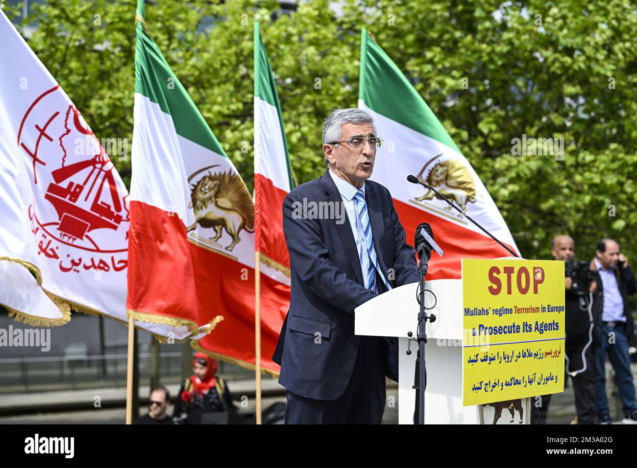 Behzad Naziri vom NCRI-Ausschuss für auswärtige Angelegenheiten, das während einer Versammlung von Mitgliedern der iranischen Gemeinschaft vor einer Sitzung des Prozesses gegen vier Personen, die an der iranischen Opposition beteiligt sind und der Planung eines Terroranschlags beschuldigt werden, abgebildet wurde; Vor dem Berufungsgericht Antwerpen am Dienstag, den 10. Mai 2022. Die vier, darunter ein belgisches Paar iranischer Herkunft (Amir S. und seine Frau Nasimeh N.) und ein iranischer Diplomat, hatten angeblich 2018 einen Bombenangriff auf eine Versammlung der Opposition des iranischen Regimes in Villepinte, Paris, Frankreich, geplant. Das Paar wurde in Brüssel mit 500 Gramm festgenommen Stockfoto