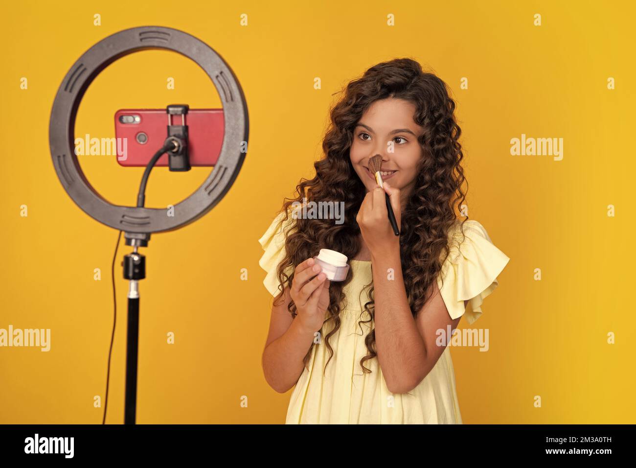 Teen Mädchen Blogger Influencer verwenden Selfie LED Lampe und Smartphone auf Stativ für die Herstellung von Online-Video-Tutorial. Lifestyle-Kinder-Blog. Teenager-Vlogger Stockfoto