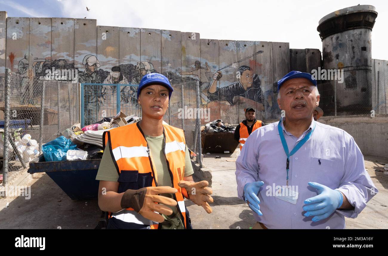 Meryame Kitir, Ministerin für Entwicklungszusammenarbeit, stellte sich vor, wie sie Arbeitern beim Säubern der Straßen und beim Sammeln von Müll hilft, während eines Besuchs im Aida-Camp in Betlehem am dritten Tag des Besuchs des Ministers für Entwicklungszusammenarbeit und Stadtpolitik Kitir in den Palästinensischen Gebieten am Mittwoch, den 11. Mai 2022. Kitir wird Palästina vom 09. Bis 13. Mai besuchen. Dort weist sie auf die Notwendigkeit eines hochwertigen Schutzes für Palästinenser hin, die unter der Besatzung leben müssen, und möchte palästinensischen jungen Menschen und Frauen eine Perspektive auf eine vielversprechendere Zukunft geben. Während ihres Besuchs im occup Stockfoto