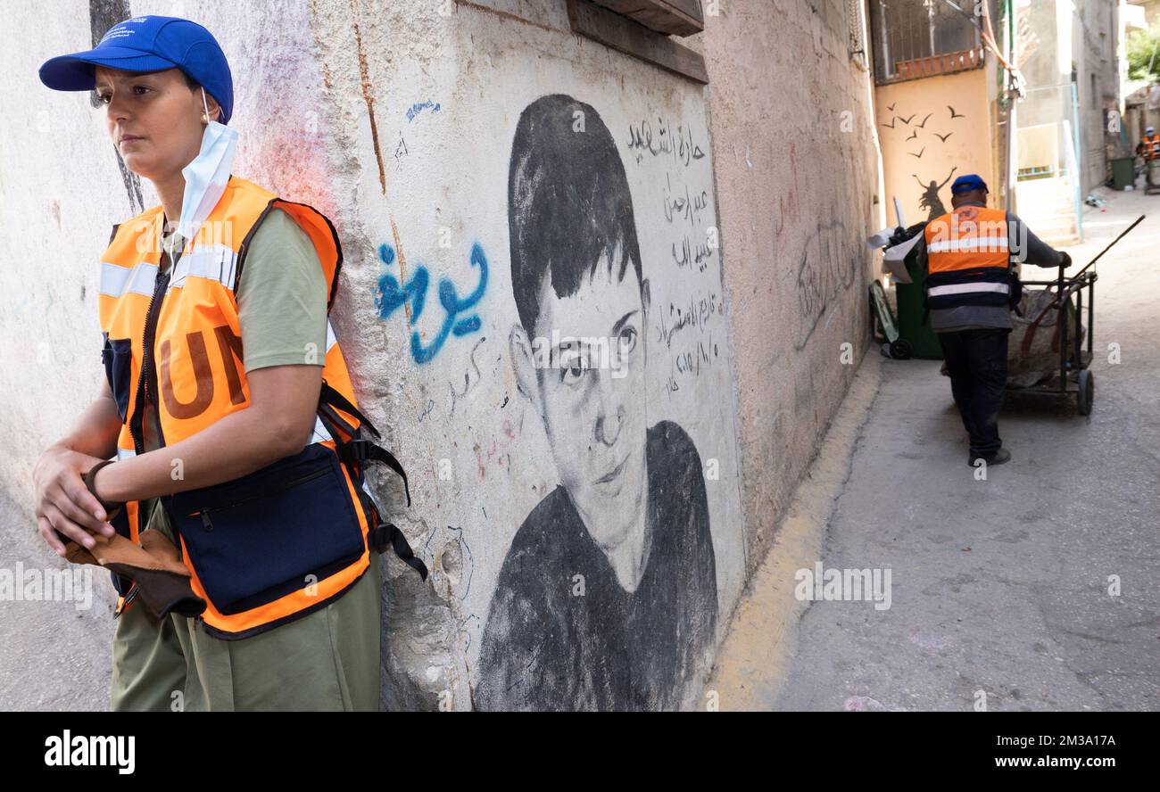 Meryame Kitir, Ministerin für Entwicklungszusammenarbeit, stellte sich vor, wie sie Arbeitern beim Säubern der Straßen und beim Sammeln von Müll hilft, während eines Besuchs im Aida-Camp in Betlehem am dritten Tag des Besuchs des Ministers für Entwicklungszusammenarbeit und Stadtpolitik Kitir in den Palästinensischen Gebieten am Mittwoch, den 11. Mai 2022. Kitir wird Palästina vom 09. Bis 13. Mai besuchen. Dort weist sie auf die Notwendigkeit eines hochwertigen Schutzes für Palästinenser hin, die unter der Besatzung leben müssen, und möchte palästinensischen jungen Menschen und Frauen eine Perspektive auf eine vielversprechendere Zukunft geben. Während ihres Besuchs im occup Stockfoto