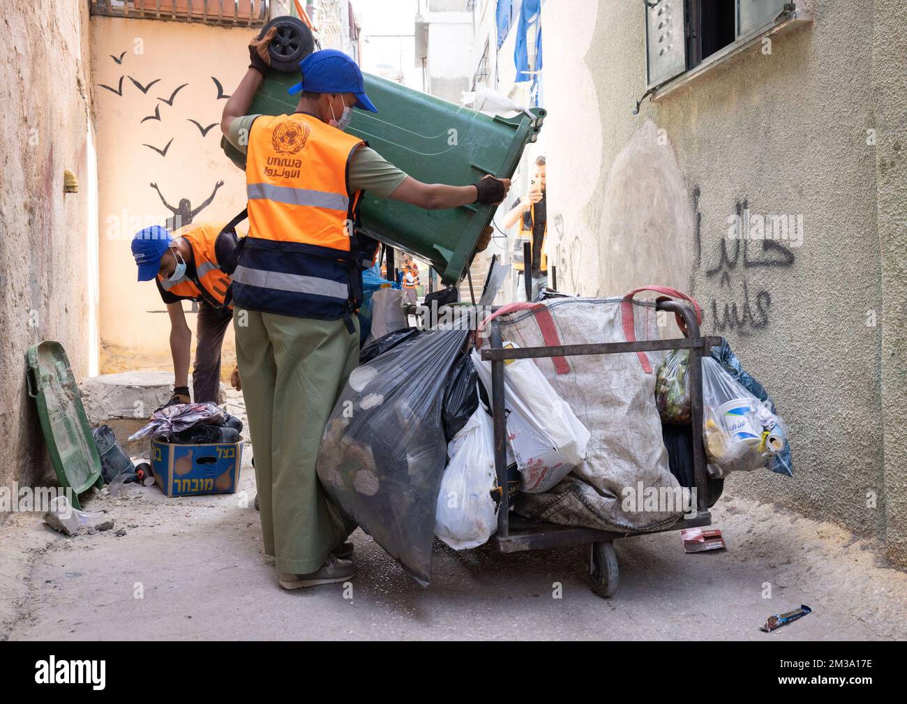 Meryame Kitir, Ministerin für Entwicklungszusammenarbeit, stellte sich vor, wie sie Arbeitern beim Säubern der Straßen und beim Sammeln von Müll hilft, während eines Besuchs im Aida-Camp in Betlehem am dritten Tag des Besuchs des Ministers für Entwicklungszusammenarbeit und Stadtpolitik Kitir in den Palästinensischen Gebieten am Mittwoch, den 11. Mai 2022. Kitir wird Palästina vom 09. Bis 13. Mai besuchen. Dort weist sie auf die Notwendigkeit eines hochwertigen Schutzes für Palästinenser hin, die unter der Besatzung leben müssen, und möchte palästinensischen jungen Menschen und Frauen eine Perspektive auf eine vielversprechendere Zukunft geben. Während ihres Besuchs im occup Stockfoto