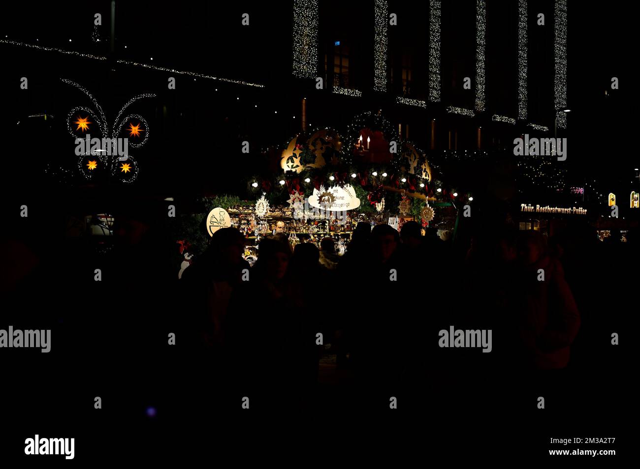 Der 588. Dresdner Striezelmarkt auf dem Altmarkt. Der Striezelmarkt ist der älteste Weihnachtsmarkt Deutschland. Dresden, 09.12.2022 Stockfoto