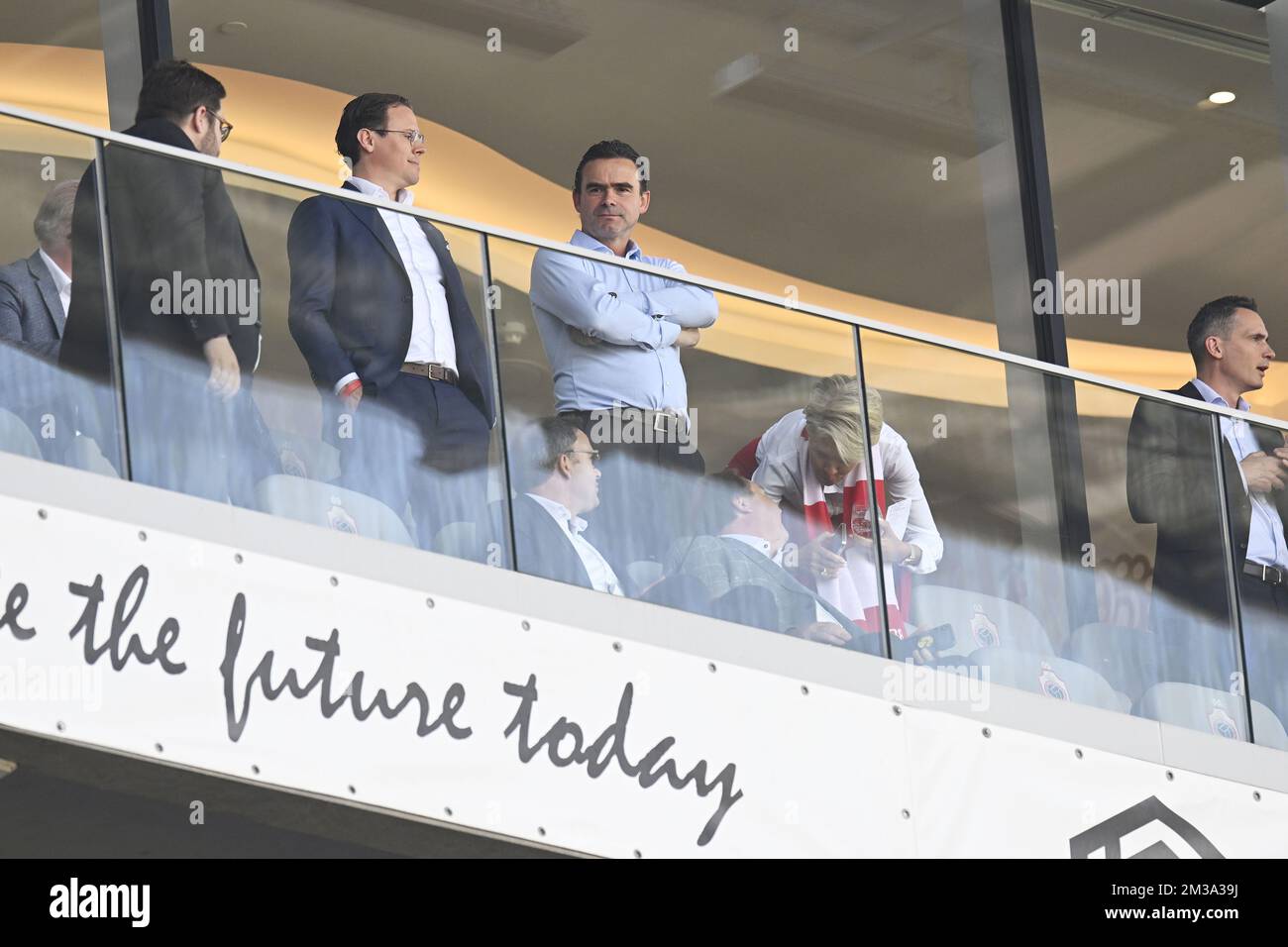 Antwerpens neuer Fußballdirektor Marc Overmars (3L), der bei einem Fußballspiel zwischen dem Royal Antwerpen FC und dem Club Brügge KV am Sonntag, den 15. Mai 2022 in Antwerpen am 5. Tag der Spiele der Champions in der ersten Division der belgischen Meisterschaft „Jupiler Pro League“ im Jahr 2021-2022 in Antwerpen gezeigt wurde. Club Brügge besiegt Antwerpen 1-3 und gewinnt die belgische Fußballmeisterschaft 2021-2022. BELGA FOTO TOM GOYVAERTS Stockfoto