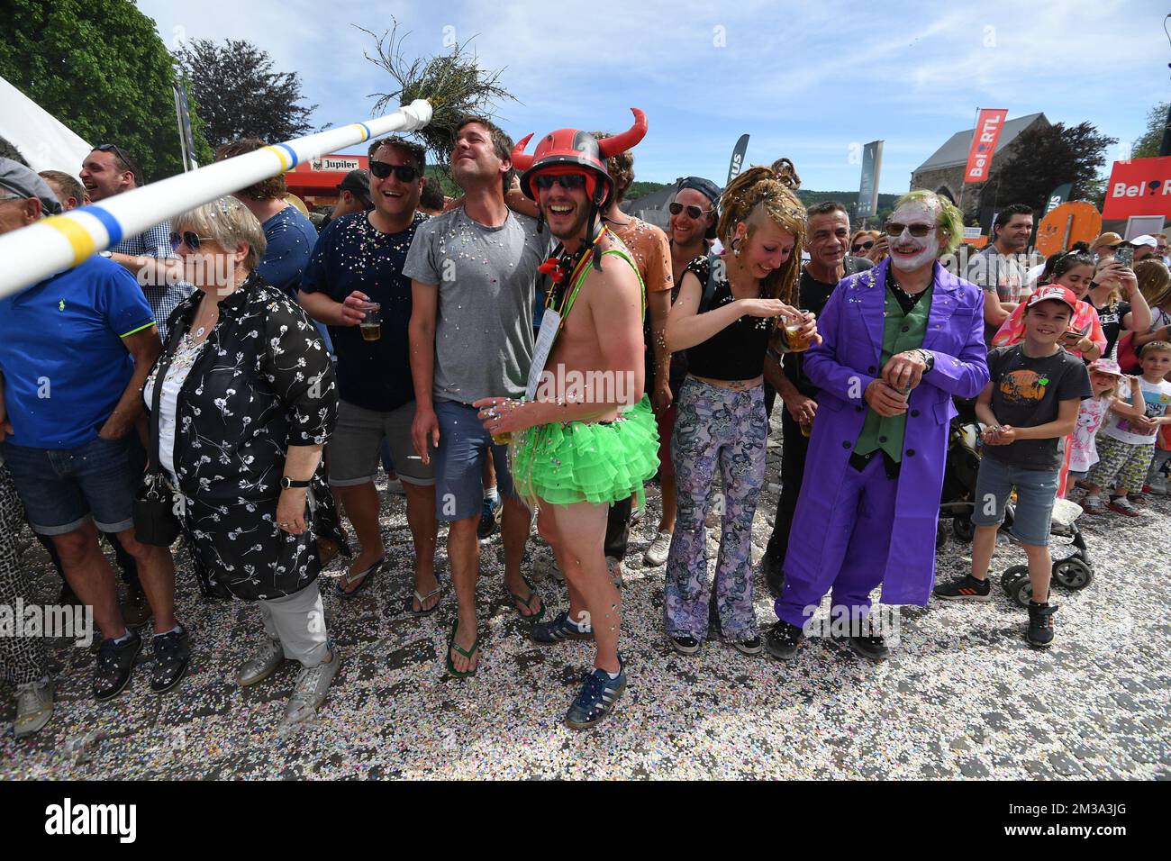 Abbildung zeigt eine folkloristische Karnevalsparade in Stavelot, Sonntag, den 15. Mai 2022. Die Parade ersetzt die Laetare von Stavelot, die traditionell am Laetare-Sonntag stattfindet und sehr bekannt ist für ihre „Blancs Moussis“, die Menschen mit Konfetti duscht, gekleidet in einem weißen Kostüm mit Kapuze und einer roten spitzen Nase. BELGA FOTO JOHN THYS Stockfoto