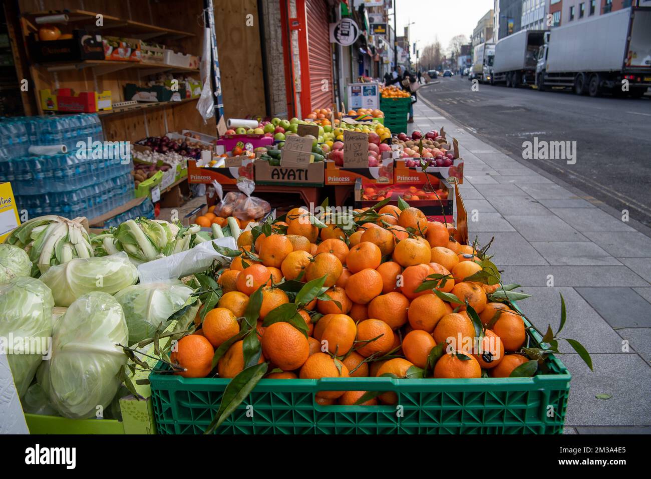 Slough, Berkshire, Großbritannien. 14.. Dezember 2022. Obst und Gemüse zum Verkauf vor einem Laden in der Slough High Street. Die Inflationskosten im Vereinigten Königreich lagen mit 10,7 % etwas unter den im November prognostizierten Werten, was hauptsächlich auf die sinkenden Kraftstoffpreise zurückzuführen ist. Das Office for Budget Responsibilty (OBR) hat jedoch den größten Rückgang des Lebensstandards im Vereinigten Königreich seit Beginn der Rekorde vorhergesagt. Für den Zeitraum 2022 bis 2023 wird der Rückgang des realen Haushaltseinkommens voraussichtlich 4,3% betragen. Kredit: Maureen McLean/Alamy Live News Stockfoto