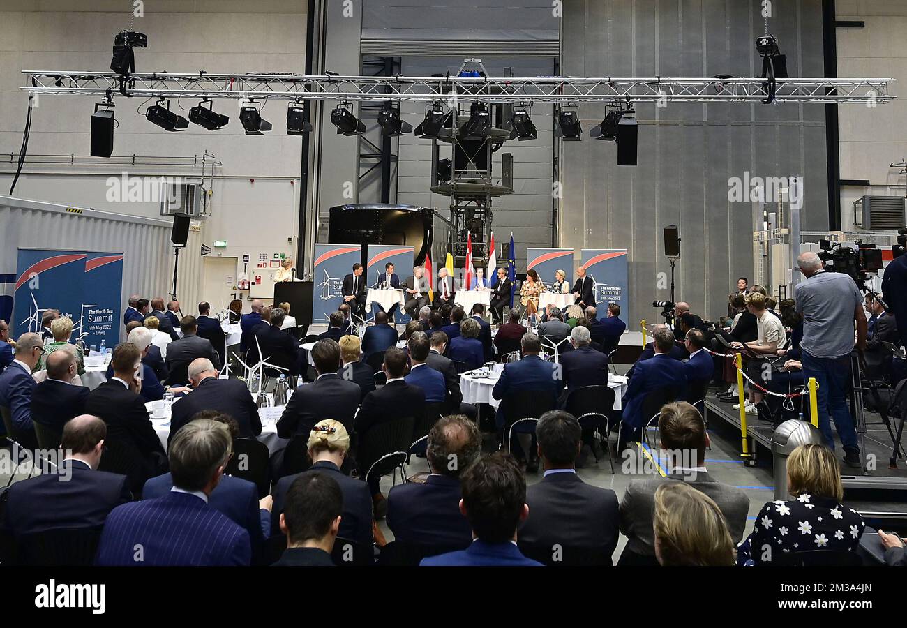 Abbildung zeigt den Nordseegipfel mit Dänemark, Deutschland, den Niederlanden und Belgien im Hafen von Ejsberg, Dänemark, Mittwoch, den 18. Mai 2022. Die vier Staats- und Regierungschefs De Croo, Rutte, Scholz und Frederiksen werden eine Erklärung unterzeichnen, in der sie sich verpflichten, ihre Offshore-Windenergie strukturell miteinander zu verknüpfen und bis 2050 auf 150 GW zu erhöhen. Ziel ist es, die Nordsee zum größten "Kraftwerk" der Welt zu machen. Um Europa zu schaffen. BELGA-FOTOPOOL PHILIP REYNAERS Stockfoto