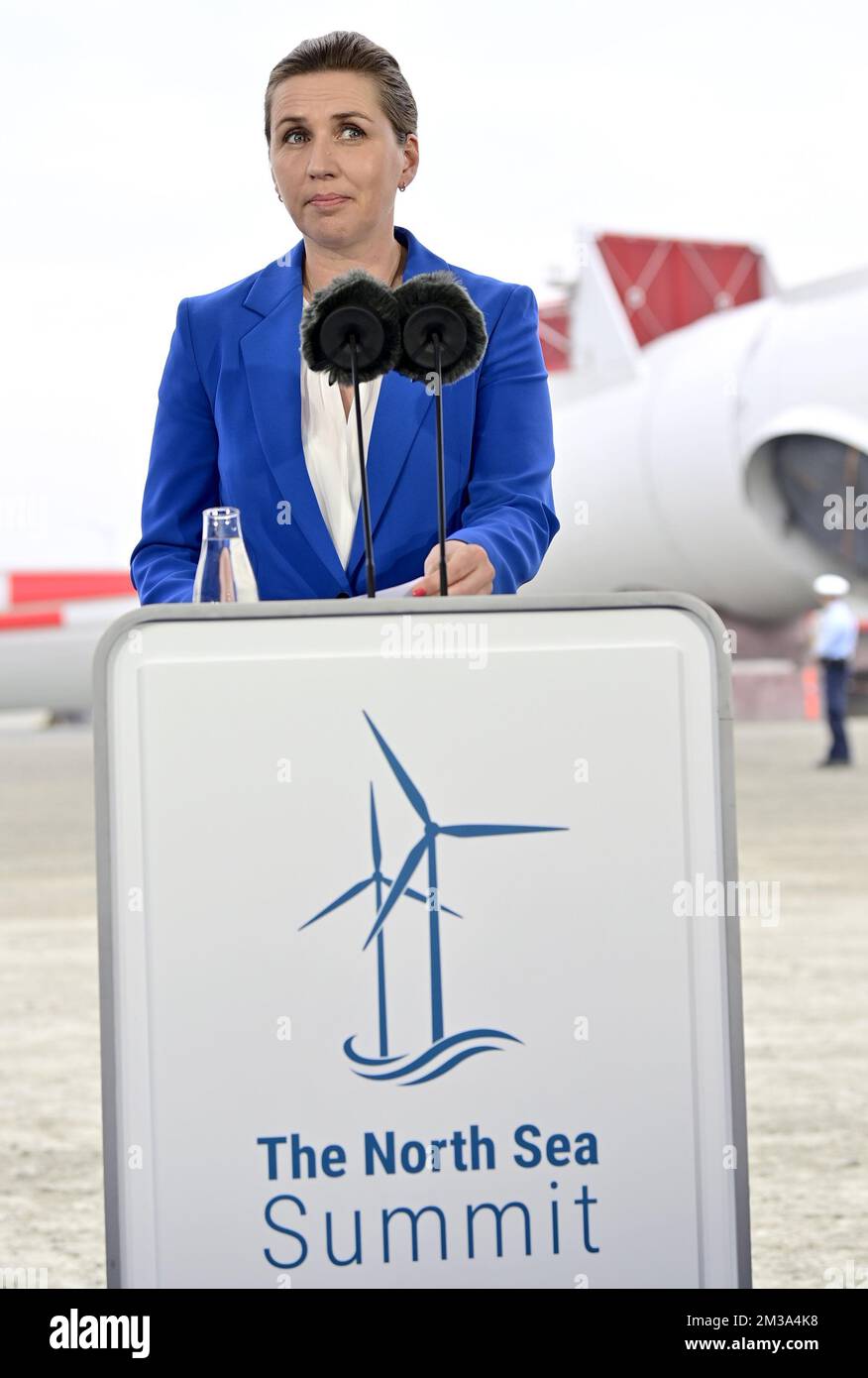 Die dänische Ministerpräsidentin Mette Frederiksen nahm am Mittwoch, den 18. Mai 2022, zusammen mit Dänemark, Deutschland, den Niederlanden und Belgien auf dem Nordsee-Gipfel im Hafen von Ejsberg (Dänemark) ein Bild auf. Die vier Staats- und Regierungschefs De Croo, Rutte, Scholz und Frederiksen werden eine Erklärung unterzeichnen, in der sie sich verpflichten, ihre Offshore-Windenergie strukturell miteinander zu verknüpfen und bis 2050 auf 150 GW zu erhöhen. Ziel ist es, die Nordsee zum größten "Kraftwerk" der Welt zu machen. Um Europa zu schaffen. BELGA-FOTOPOOL PHILIP REYNAERS Stockfoto