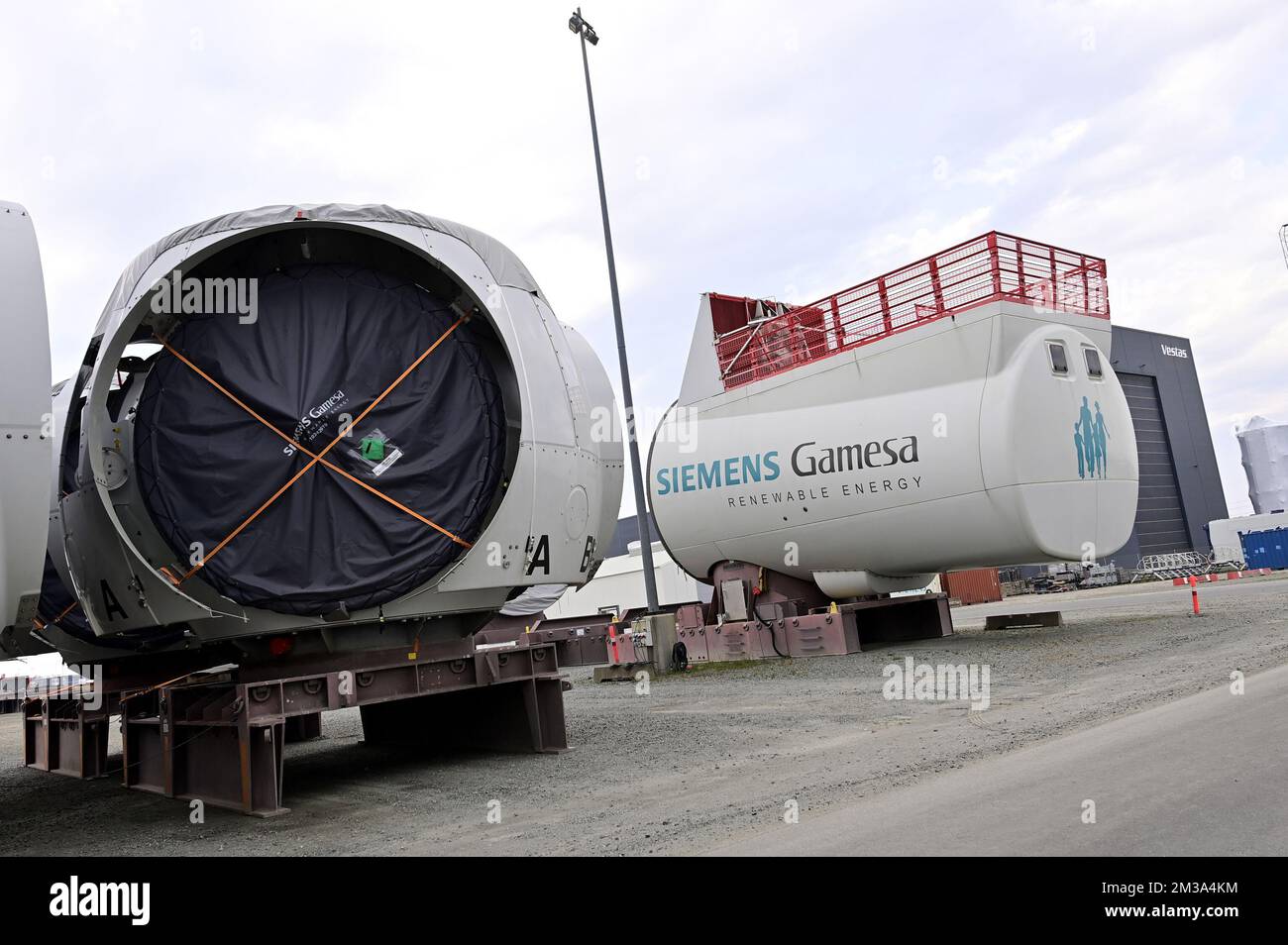 Das Schaubild zeigt den Standort Siemens Gamesa während des Nordsee-Gipfels mit Dänemark, Deutschland, den Niederlanden und Belgien im Hafen von Ejsberg, Dänemark, Mittwoch, den 18. Mai 2022. Die vier Staats- und Regierungschefs De Croo, Rutte, Scholz und Frederiksen werden eine Erklärung unterzeichnen, in der sie sich verpflichten, ihre Offshore-Windenergie strukturell miteinander zu verknüpfen und bis 2050 auf 150 GW zu erhöhen. Ziel ist es, die Nordsee zum größten "Kraftwerk" der Welt zu machen. Um Europa zu schaffen. BELGA-FOTOPOOL PHILIP REYNAERS Stockfoto