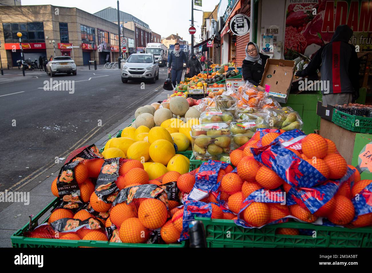 Slough, Berkshire, Großbritannien. 14.. Dezember 2022. Obst und Gemüse zum Verkauf vor einem Laden in der Slough High Street. Die Inflationskosten im Vereinigten Königreich lagen mit 10,7 % etwas unter den im November prognostizierten Werten, was hauptsächlich auf die sinkenden Kraftstoffpreise zurückzuführen ist. Das Office for Budget Responsibilty (OBR) hat jedoch den größten Rückgang des Lebensstandards im Vereinigten Königreich seit Beginn der Rekorde vorhergesagt. Für den Zeitraum 2022 bis 2023 wird der Rückgang des realen Haushaltseinkommens voraussichtlich 4,3% betragen. Kredit: Maureen McLean/Alamy Live News Stockfoto