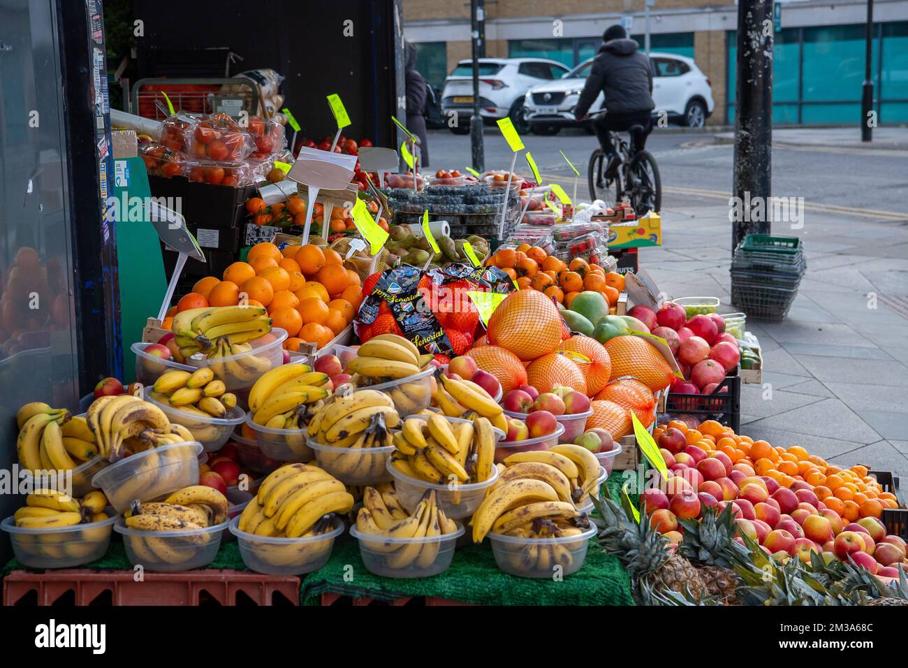 Slough, Berkshire, Großbritannien. 14.. Dezember 2022. Obst und Gemüse zum Verkauf vor einem Laden in der Slough High Street. Die Inflationskosten im Vereinigten Königreich lagen mit 10,7 % etwas unter den im November prognostizierten Werten, was hauptsächlich auf die sinkenden Kraftstoffpreise zurückzuführen ist. Das Office for Budget Responsibilty (OBR) hat jedoch den größten Rückgang des Lebensstandards im Vereinigten Königreich seit Beginn der Rekorde vorhergesagt. Für den Zeitraum 2022 bis 2023 wird der Rückgang des realen Haushaltseinkommens voraussichtlich 4,3% betragen. Kredit: Maureen McLean/Alamy Live News Stockfoto
