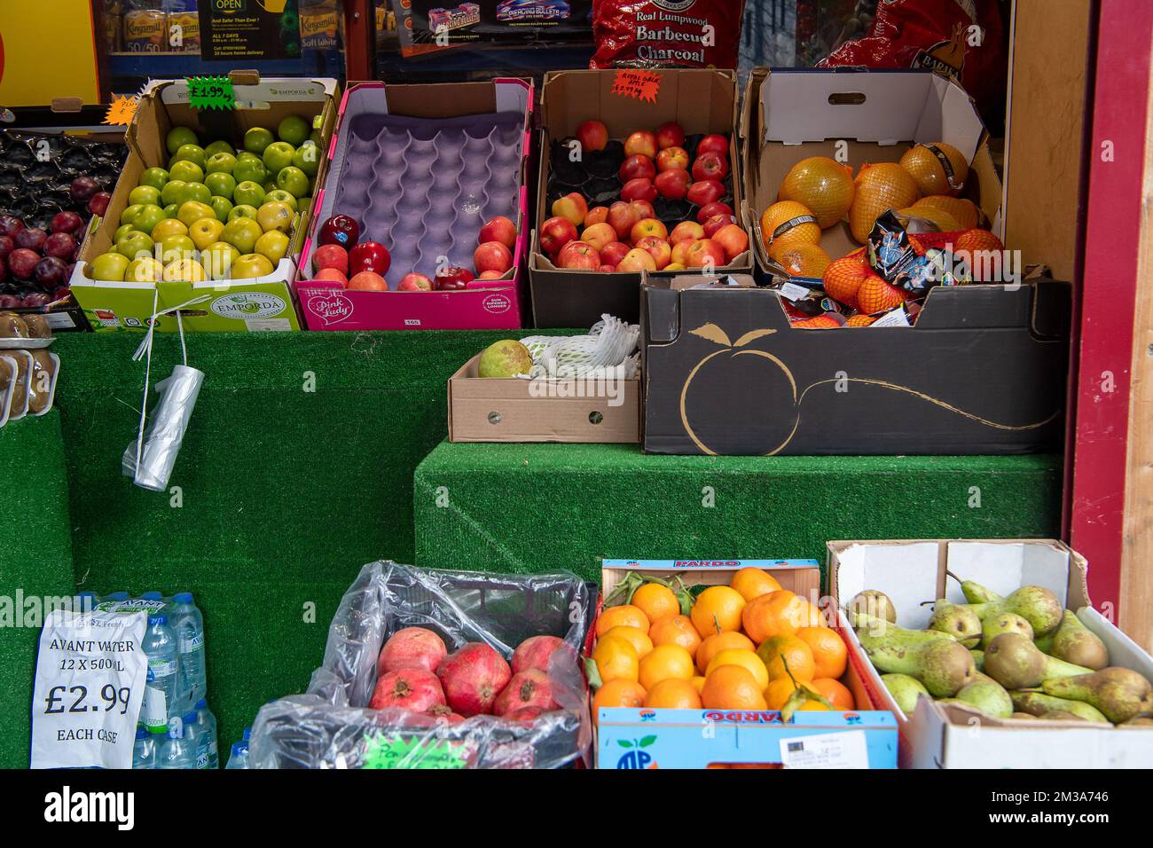 Slough, Berkshire, Großbritannien. 14.. Dezember 2022. Obst und Gemüse zum Verkauf vor einem Laden in der Slough High Street. Die Inflationskosten im Vereinigten Königreich lagen mit 10,7 % etwas unter den im November prognostizierten Werten, was hauptsächlich auf die sinkenden Kraftstoffpreise zurückzuführen ist. Das Office for Budget Responsibilty (OBR) hat jedoch den größten Rückgang des Lebensstandards im Vereinigten Königreich seit Beginn der Rekorde vorhergesagt. Für den Zeitraum 2022 bis 2023 wird der Rückgang des realen Haushaltseinkommens voraussichtlich 4,3% betragen. Kredit: Maureen McLean/Alamy Live News Stockfoto