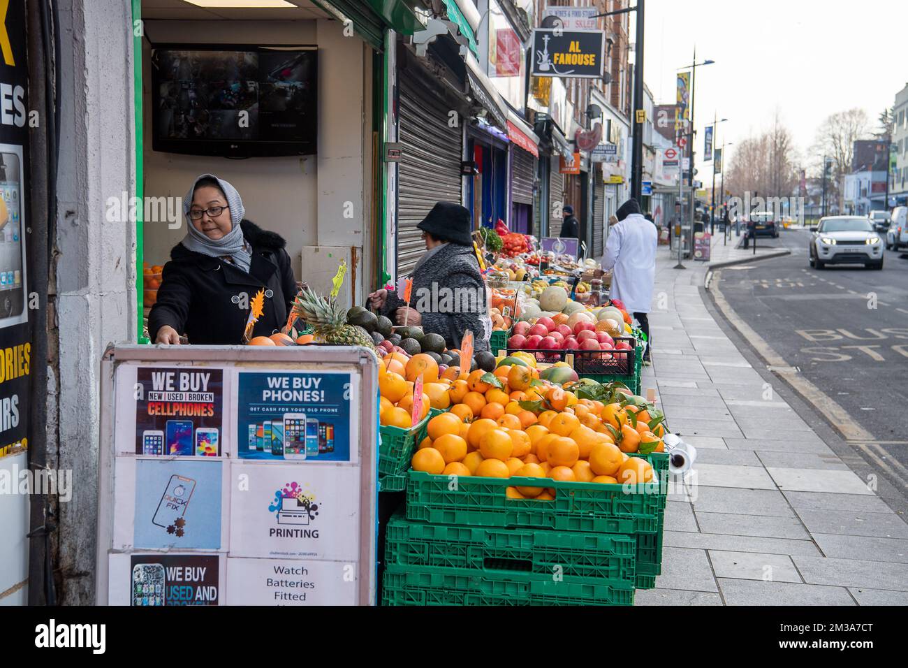Slough, Berkshire, Großbritannien. 14.. Dezember 2022. Obst und Gemüse zum Verkauf vor einem Laden in der Slough High Street. Die Inflationskosten im Vereinigten Königreich lagen mit 10,7 % etwas unter den im November prognostizierten Werten, was hauptsächlich auf die sinkenden Kraftstoffpreise zurückzuführen ist. Das Office for Budget Responsibilty (OBR) hat jedoch den größten Rückgang des Lebensstandards im Vereinigten Königreich seit Beginn der Rekorde vorhergesagt. Für den Zeitraum 2022 bis 2023 wird der Rückgang des realen Haushaltseinkommens voraussichtlich 4,3% betragen. Kredit: Maureen McLean/Alamy Live News Stockfoto
