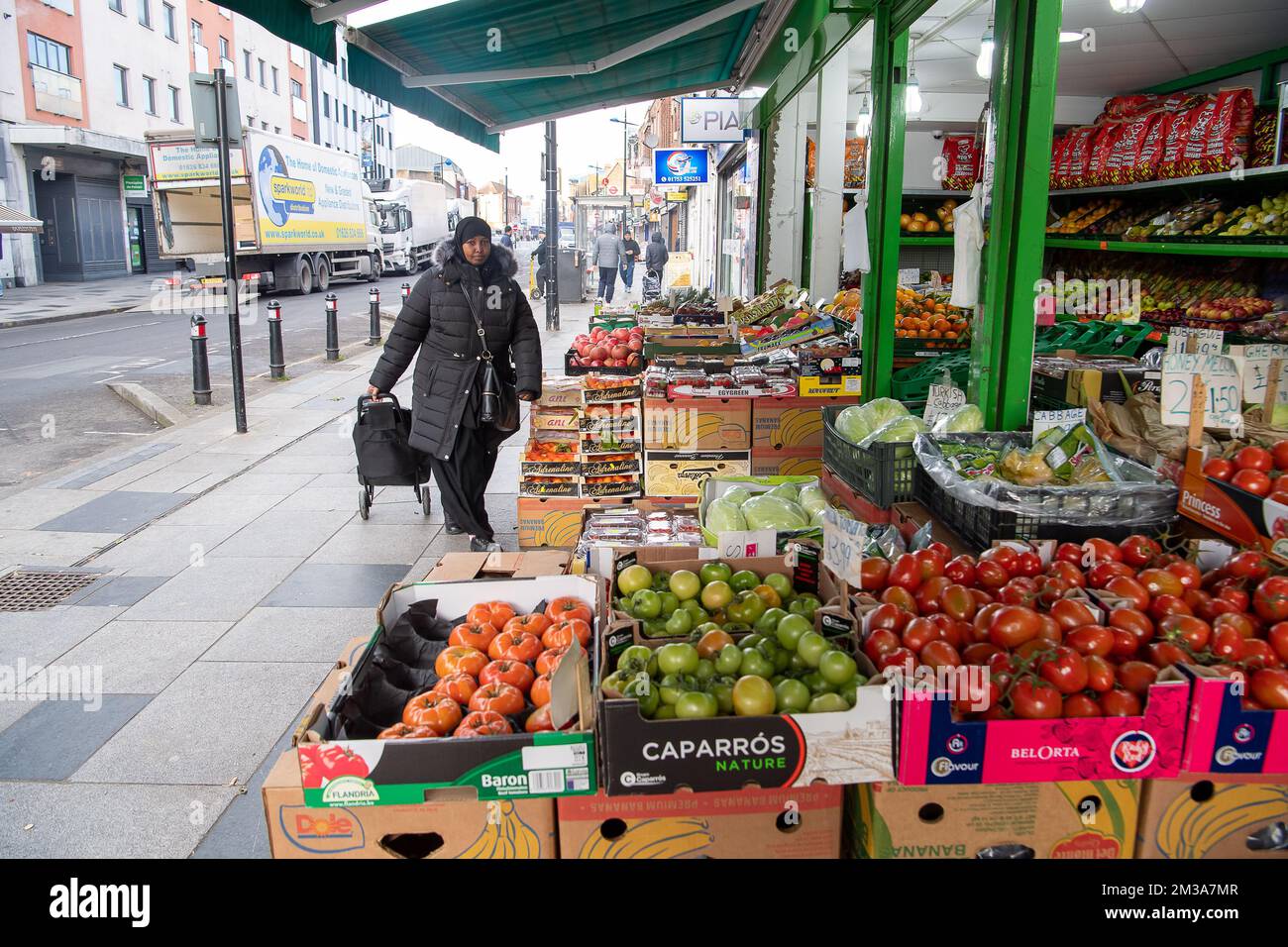 Slough, Berkshire, Großbritannien. 14.. Dezember 2022. Obst und Gemüse zum Verkauf vor einem Laden in der Slough High Street. Die Inflationskosten im Vereinigten Königreich lagen mit 10,7 % etwas unter den im November prognostizierten Werten, was hauptsächlich auf die sinkenden Kraftstoffpreise zurückzuführen ist. Das Office for Budget Responsibilty (OBR) hat jedoch den größten Rückgang des Lebensstandards im Vereinigten Königreich seit Beginn der Rekorde vorhergesagt. Für den Zeitraum 2022 bis 2023 wird der Rückgang des realen Haushaltseinkommens voraussichtlich 4,3% betragen. Kredit: Maureen McLean/Alamy Live News Stockfoto