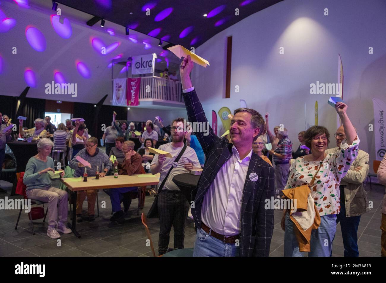 Servais Verherstraeten hält am Donnerstag, den 26. Mai 2022 in Broechem, Ranst, während der Rede des Netzes der sozialen Organisationen "Beweging.net" in Rerum Novarum ein Papierflugzeug. BELGA FOTO NICOLAS MAETERLINCK Stockfoto