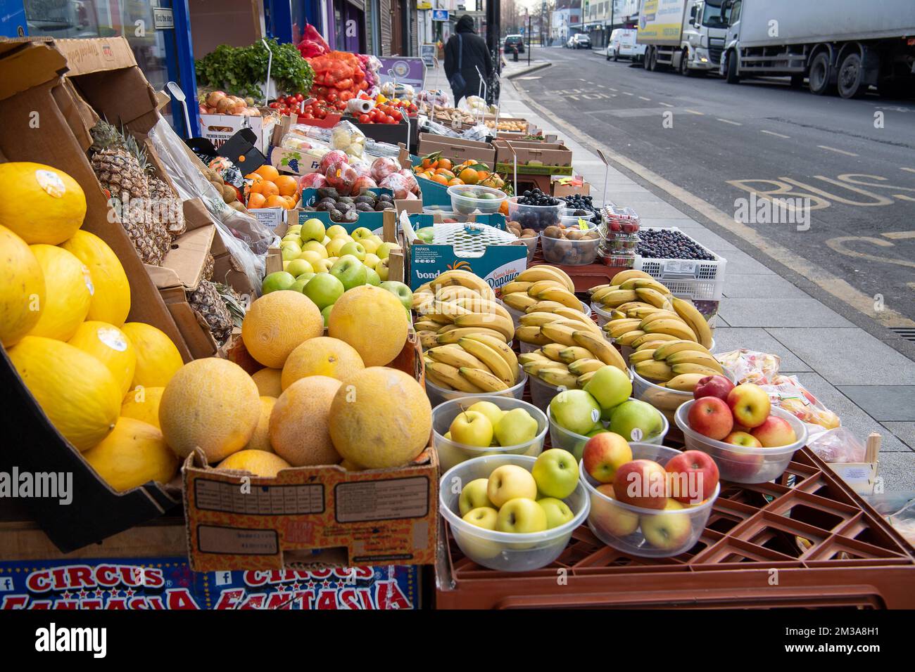 Slough, Berkshire, Großbritannien. 14.. Dezember 2022. Obst und Gemüse zum Verkauf vor einem Laden in der Slough High Street. Die Inflationskosten im Vereinigten Königreich lagen mit 10,7 % etwas unter den im November prognostizierten Werten, was hauptsächlich auf die sinkenden Kraftstoffpreise zurückzuführen ist. Das Office for Budget Responsibilty (OBR) hat jedoch den größten Rückgang des Lebensstandards im Vereinigten Königreich seit Beginn der Rekorde vorhergesagt. Für den Zeitraum 2022 bis 2023 wird der Rückgang des realen Haushaltseinkommens voraussichtlich 4,3% betragen. Kredit: Maureen McLean/Alamy Live News Stockfoto