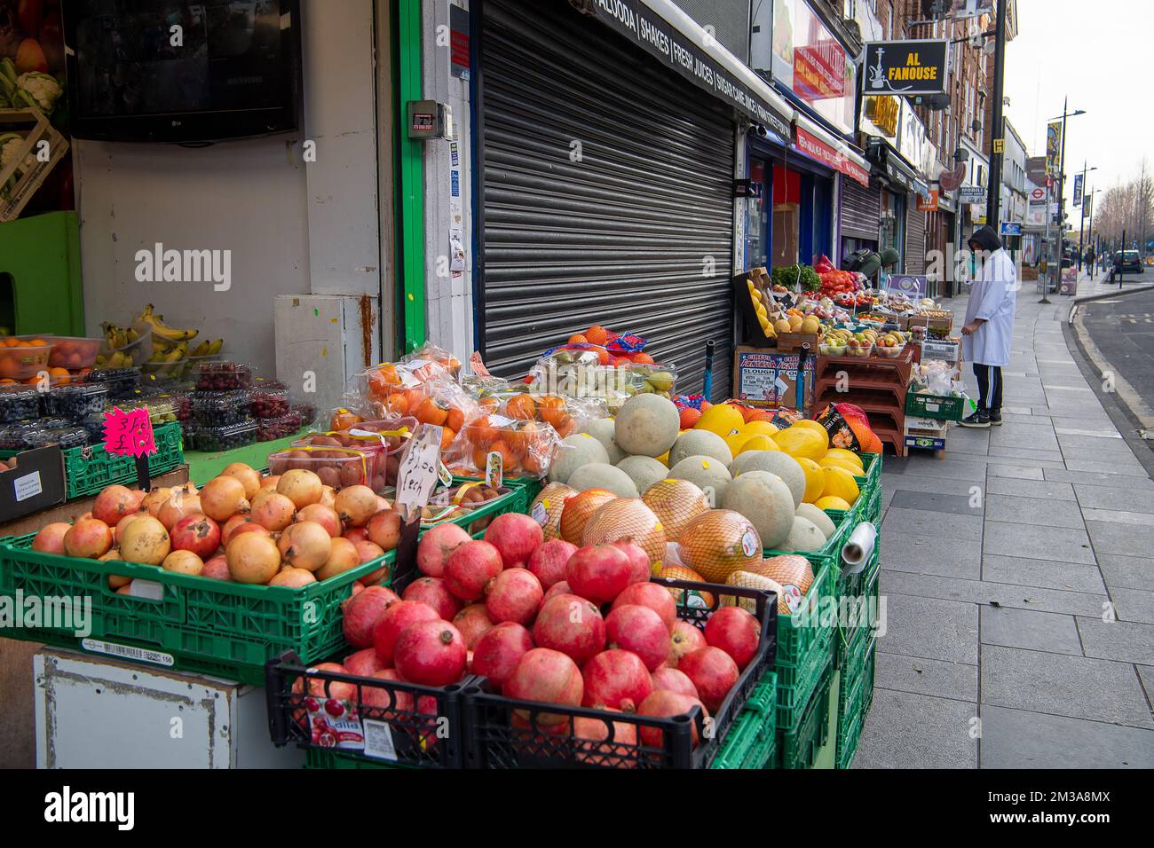 Slough, Berkshire, Großbritannien. 14.. Dezember 2022. Obst und Gemüse zum Verkauf vor einem Laden in der Slough High Street. Die Inflationskosten im Vereinigten Königreich lagen mit 10,7 % etwas unter den im November prognostizierten Werten, was hauptsächlich auf die sinkenden Kraftstoffpreise zurückzuführen ist. Das Office for Budget Responsibilty (OBR) hat jedoch den größten Rückgang des Lebensstandards im Vereinigten Königreich seit Beginn der Rekorde vorhergesagt. Für den Zeitraum 2022 bis 2023 wird der Rückgang des realen Haushaltseinkommens voraussichtlich 4,3% betragen. Kredit: Maureen McLean/Alamy Live News Stockfoto