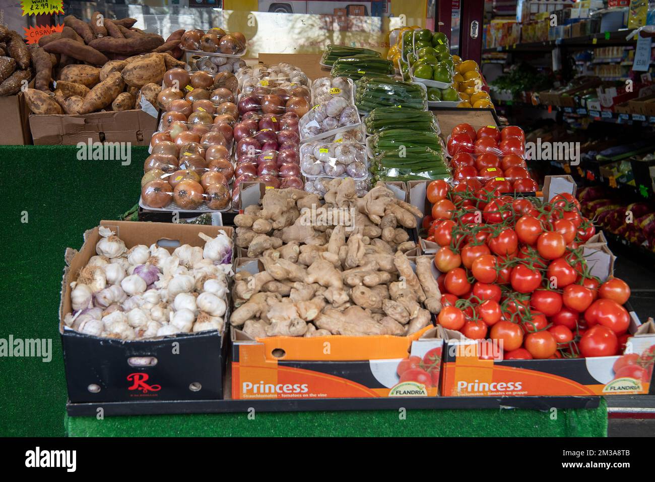 Slough, Berkshire, Großbritannien. 14.. Dezember 2022. Obst und Gemüse zum Verkauf vor einem Laden in der Slough High Street. Die Inflationskosten im Vereinigten Königreich lagen mit 10,7 % etwas unter den im November prognostizierten Werten, was hauptsächlich auf die sinkenden Kraftstoffpreise zurückzuführen ist. Das Office for Budget Responsibilty (OBR) hat jedoch den größten Rückgang des Lebensstandards im Vereinigten Königreich seit Beginn der Rekorde vorhergesagt. Für den Zeitraum 2022 bis 2023 wird der Rückgang des realen Haushaltseinkommens voraussichtlich 4,3% betragen. Kredit: Maureen McLean/Alamy Live News Stockfoto