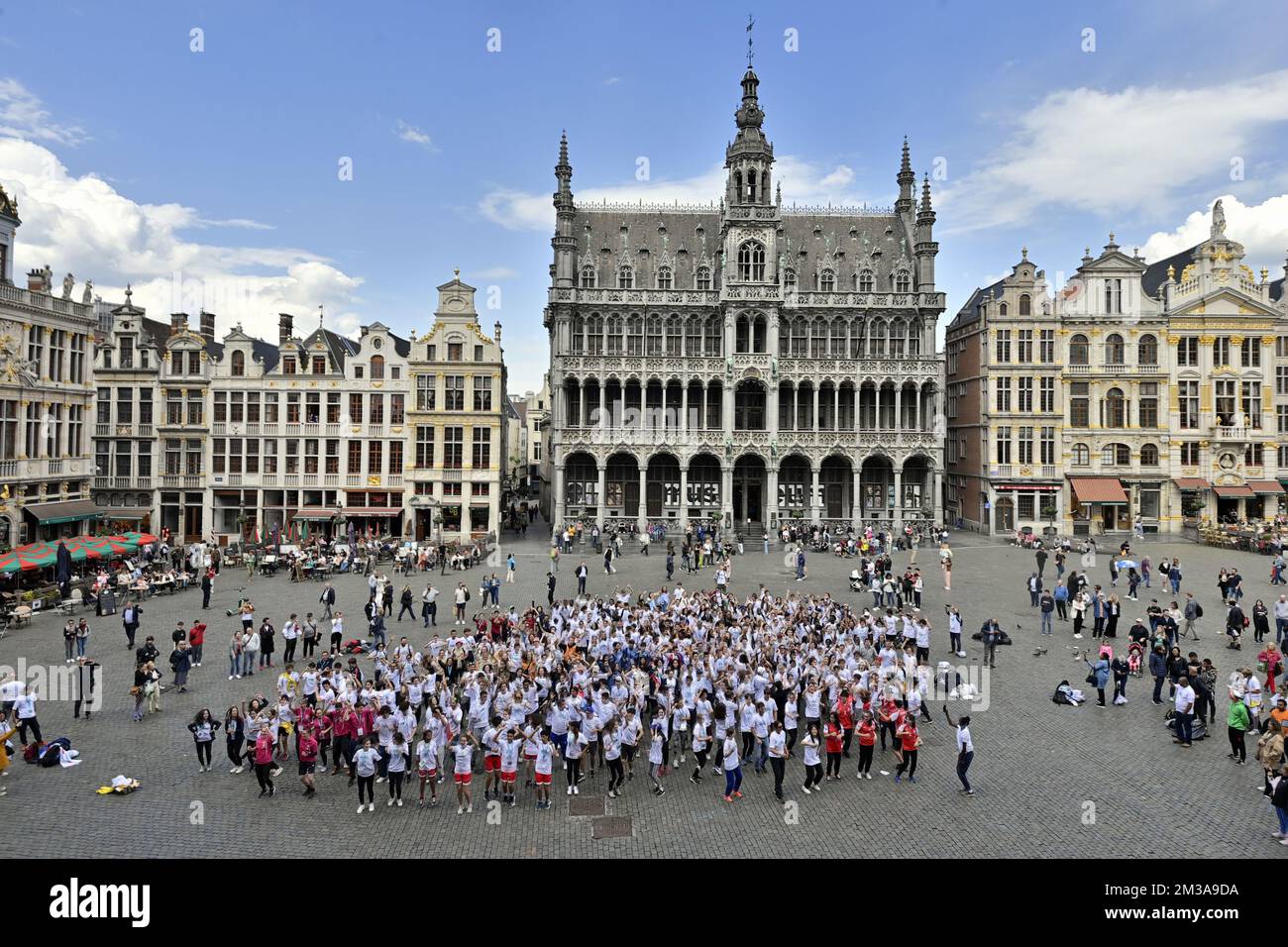 Abbildung zeigt eine Flashmob während der ersten Phase der internationalen Flaggentour mit der olympischen und paralympischen Flagge für die Spiele 2024 in Paris, Dienstag, den 31. Mai 2022, am Brüsseler Grand Place/Grote Markt. BELGA FOTO ERIC LALMAND Stockfoto