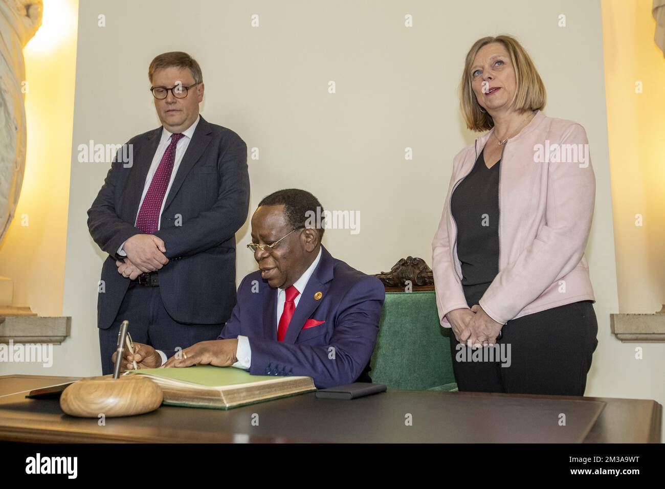 Senator GAETAN Van Goidsenhoven, Vorsitzender des kongolesischen Senats, Modeste Bahati Lukwebo, und die Vorsitzende der Kammer, Eliane Tillieux, im Bild bei der Unterzeichnung einer Zusammenarbeit zwischen der Abgeordnetenkammer und dem belgischen Senat sowie der Nationalversammlung und dem Senat der Demokratischen Republik Kongo, Am Donnerstag, den 02. Juni 2022, im Bundestag in Brüssel. BELGA FOTO NICOLAS MAETERLINCK Stockfoto