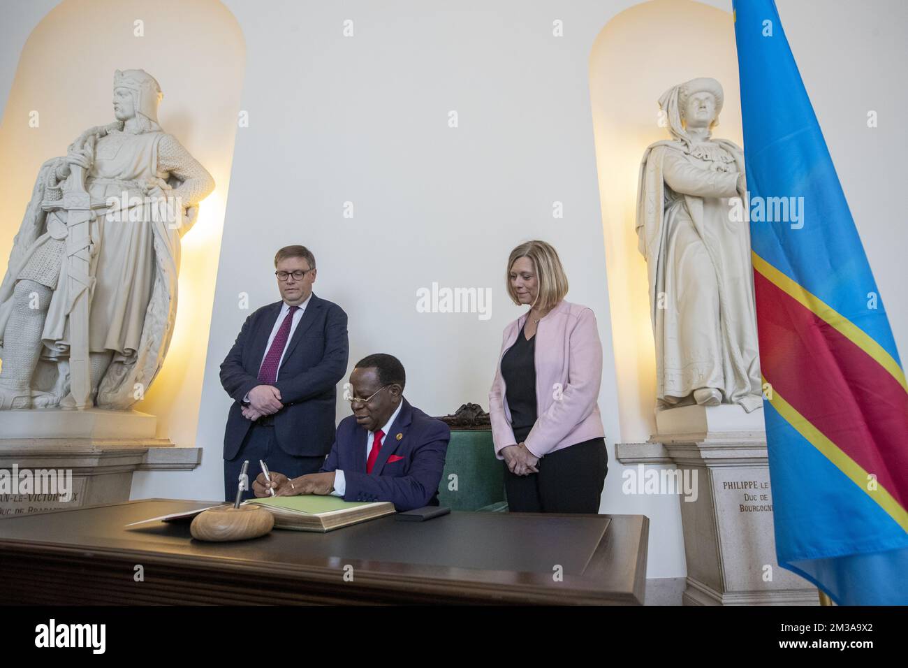 Senator GAETAN Van Goidsenhoven, Vorsitzender des kongolesischen Senats, Modeste Bahati Lukwebo, und die Vorsitzende der Kammer, Eliane Tillieux, im Bild bei der Unterzeichnung einer Zusammenarbeit zwischen der Abgeordnetenkammer und dem belgischen Senat sowie der Nationalversammlung und dem Senat der Demokratischen Republik Kongo, Am Donnerstag, den 02. Juni 2022, im Bundestag in Brüssel. BELGA FOTO NICOLAS MAETERLINCK Stockfoto