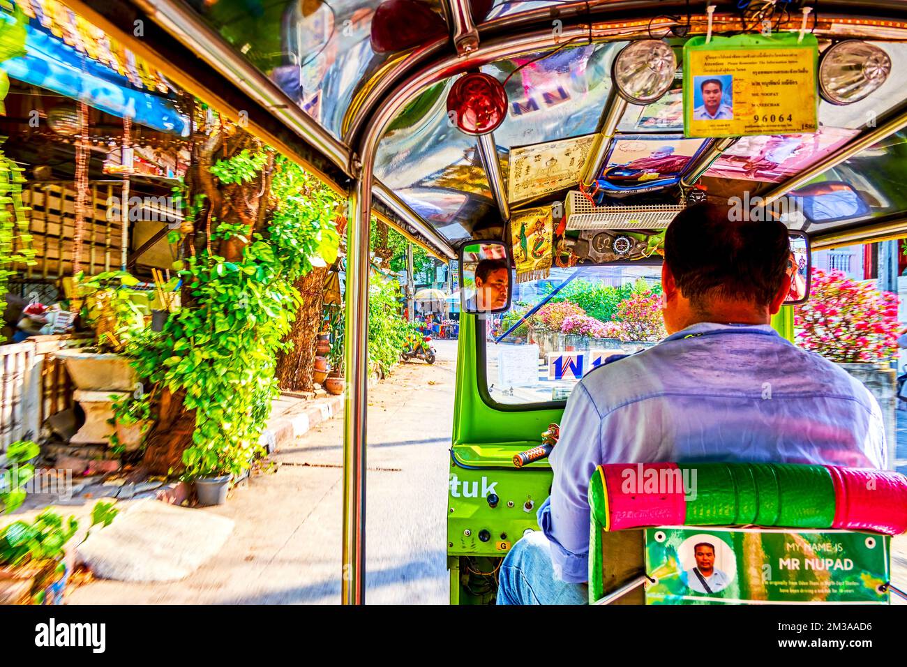 BANGKOK, THAILAND - 23. APRIL 2019: Fahrt mit dem Tuk Tuk Taxi in den engen Straßen Bangkoks, am 23. April in Bangkok, Thailand Stockfoto
