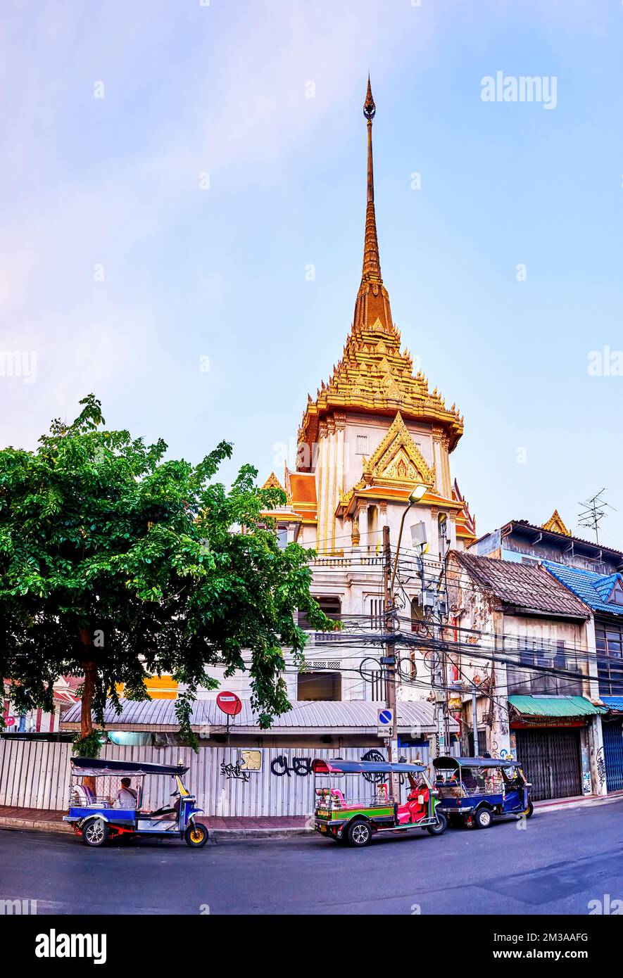 BANGKOK, THAILAND - 23. APRIL 2019: Der hohe Turm des Goldenen Y Wat Traimit Tempels, am 23. April in Bangkok, Thailand Stockfoto