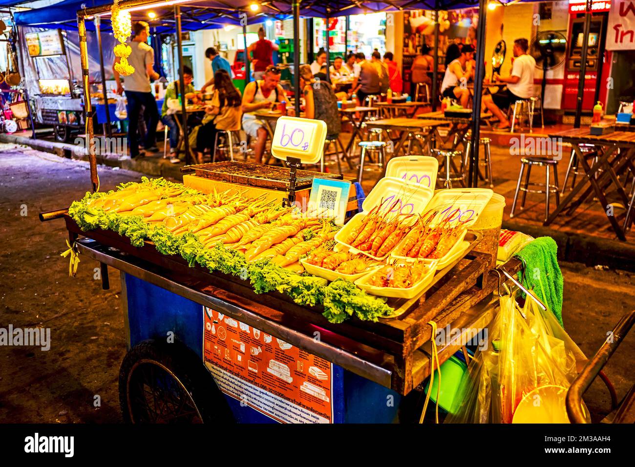 BANGKOK, THAILAND - 23. APRIL 2019: Gegrillte Meeresfrüchte-Snacks auf dem Food Cart an der Khaosan Road, am 23. April in Bangkok, Thailand Stockfoto
