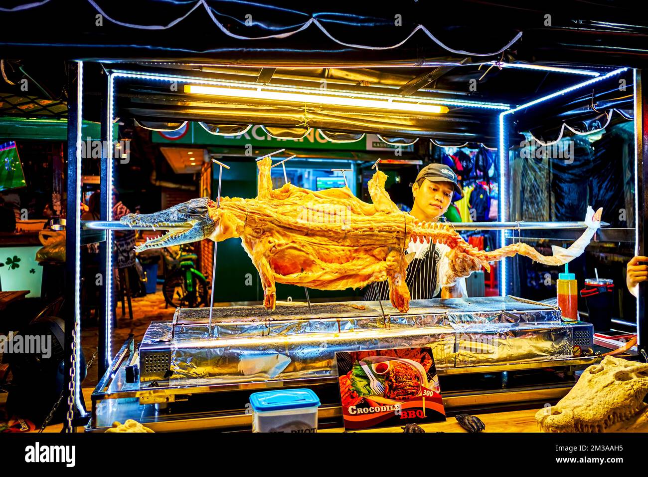 BANGKOK, THAILAND - 23. APRIL 2019: Krokodil-BBQ auf der Ausstellung des Restaurants an der Khaosan Road, am 23. April in Bangkok, Thailand Stockfoto