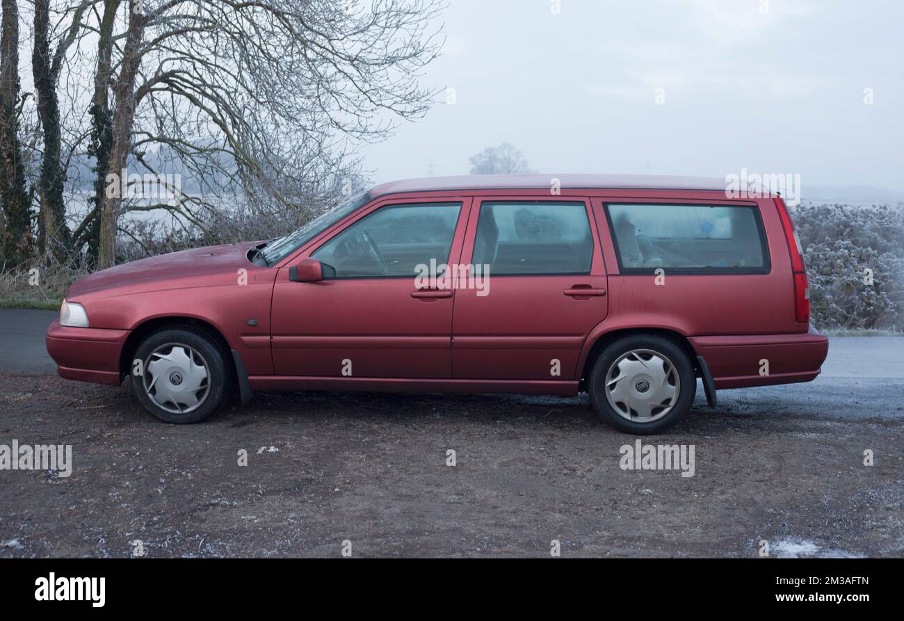 Volvo V70 Estate Red 1999-Modell in Lay-by-Country Lane Wintertag mit Frost Frost-Landschaft Stockfoto
